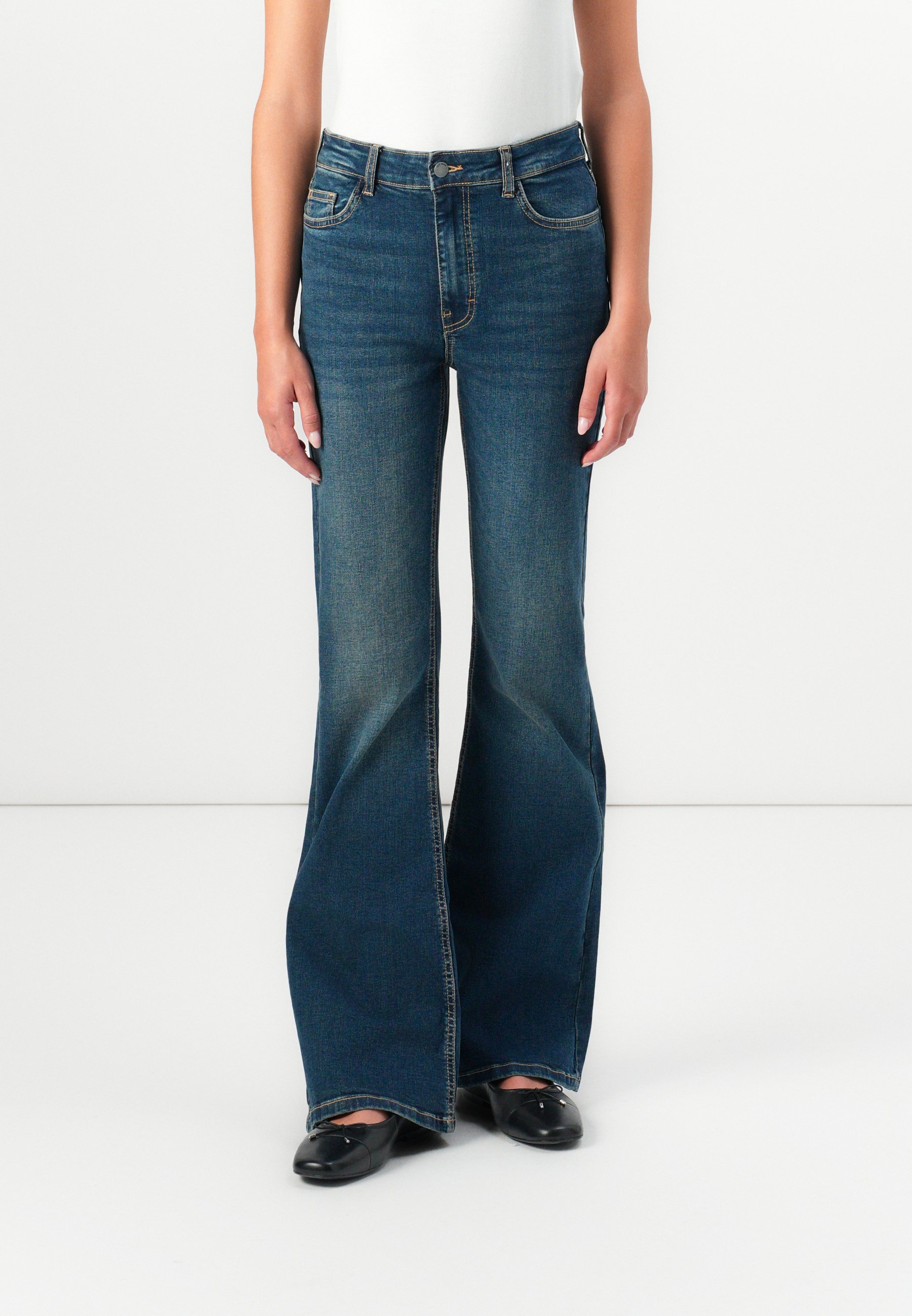 JDY JDYKATHY JEANS A SFONDA - Jeans a zampa - denim blu scuro