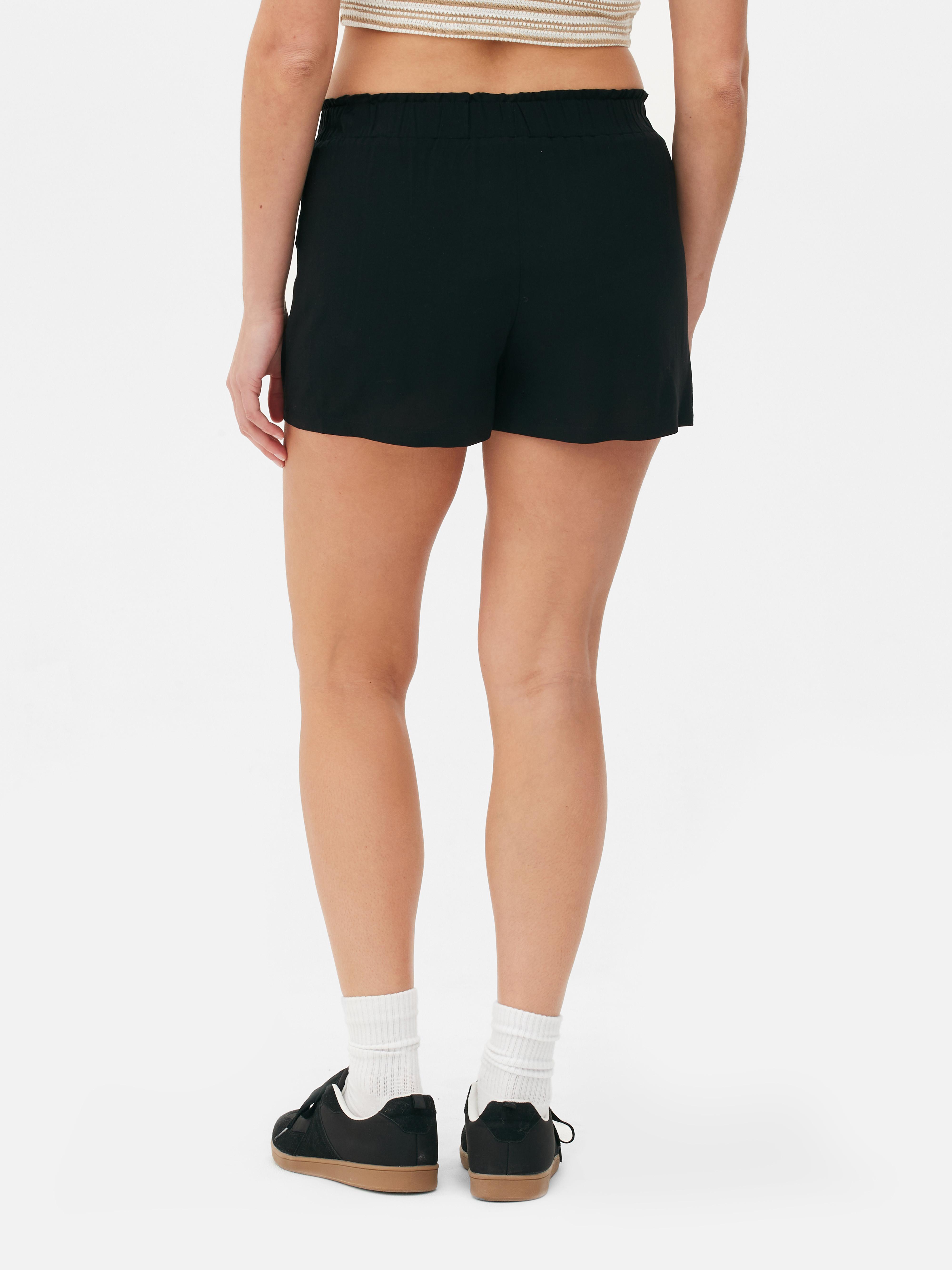 Løstsittende shorts med knytebelte. Du trenger en komfortabel favoritt i sommer, som disse shortsene.