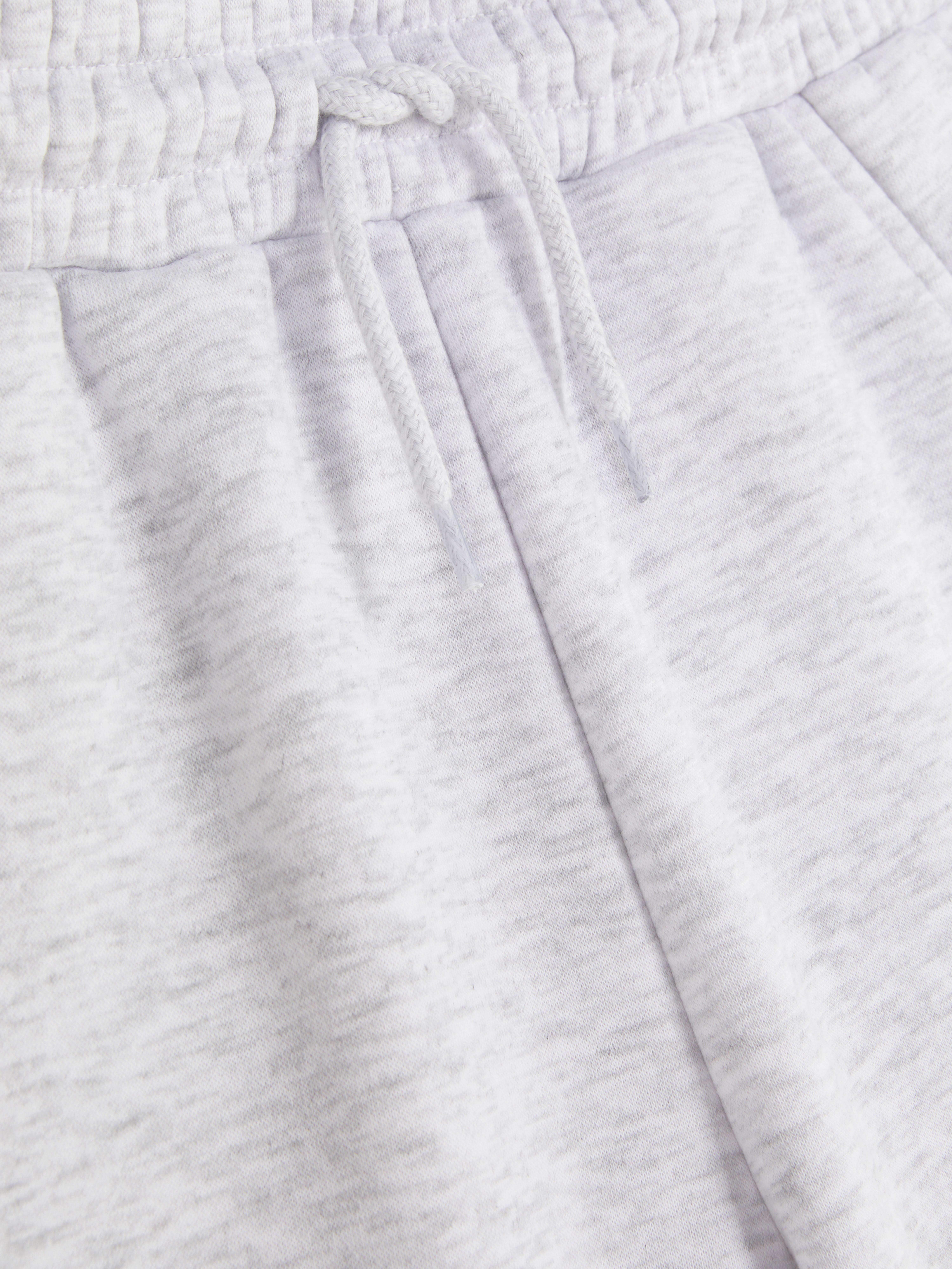 Weit geschnittene Jogginghose Diese Jogginghose hat weite Beine mit Schlitz, einen Kordelzug im Bund und Taschen