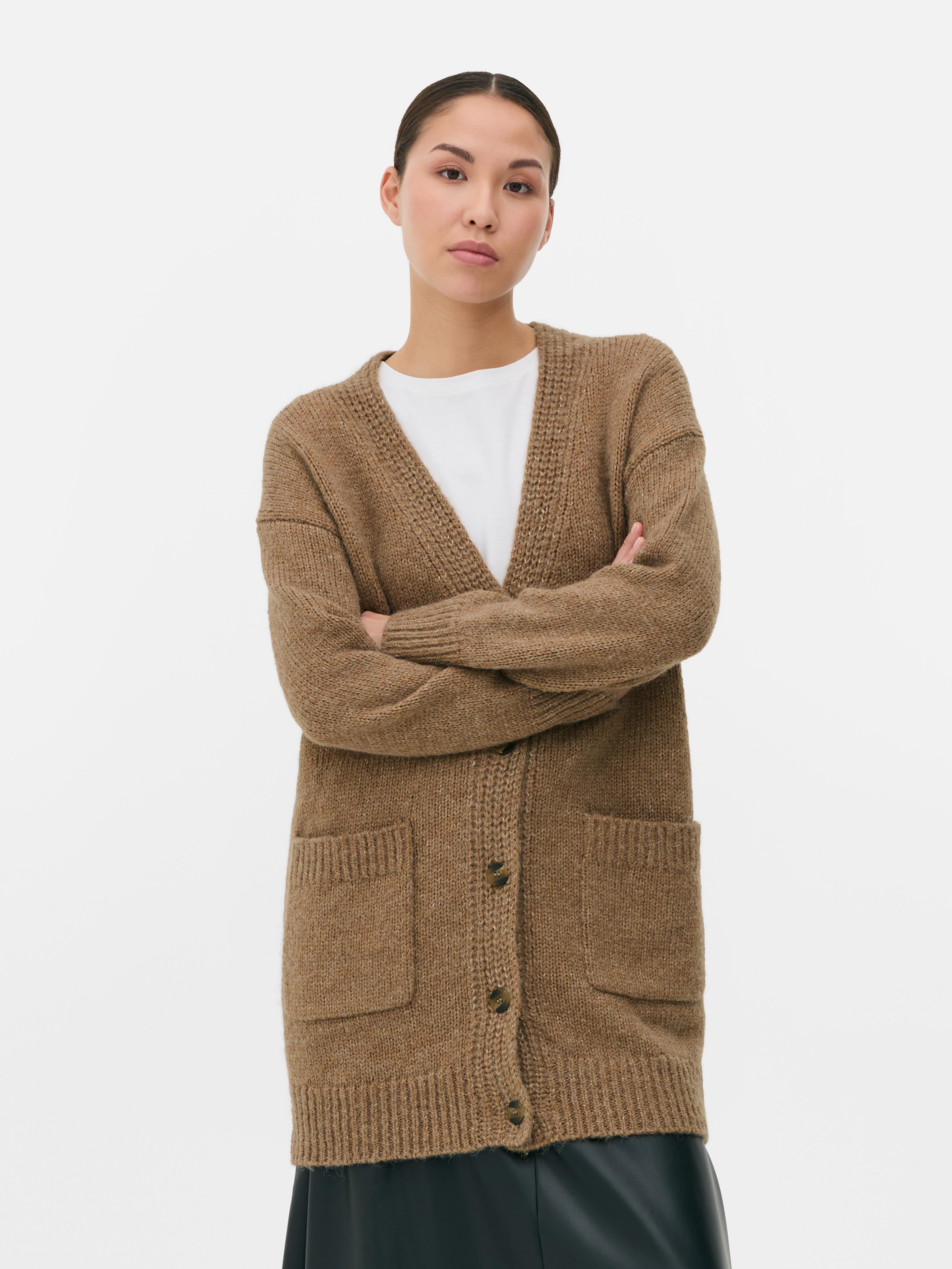 Gilet long oversize en maille. Ce gilet long à la coupe oversize présente un col en V et des poches plaquées.