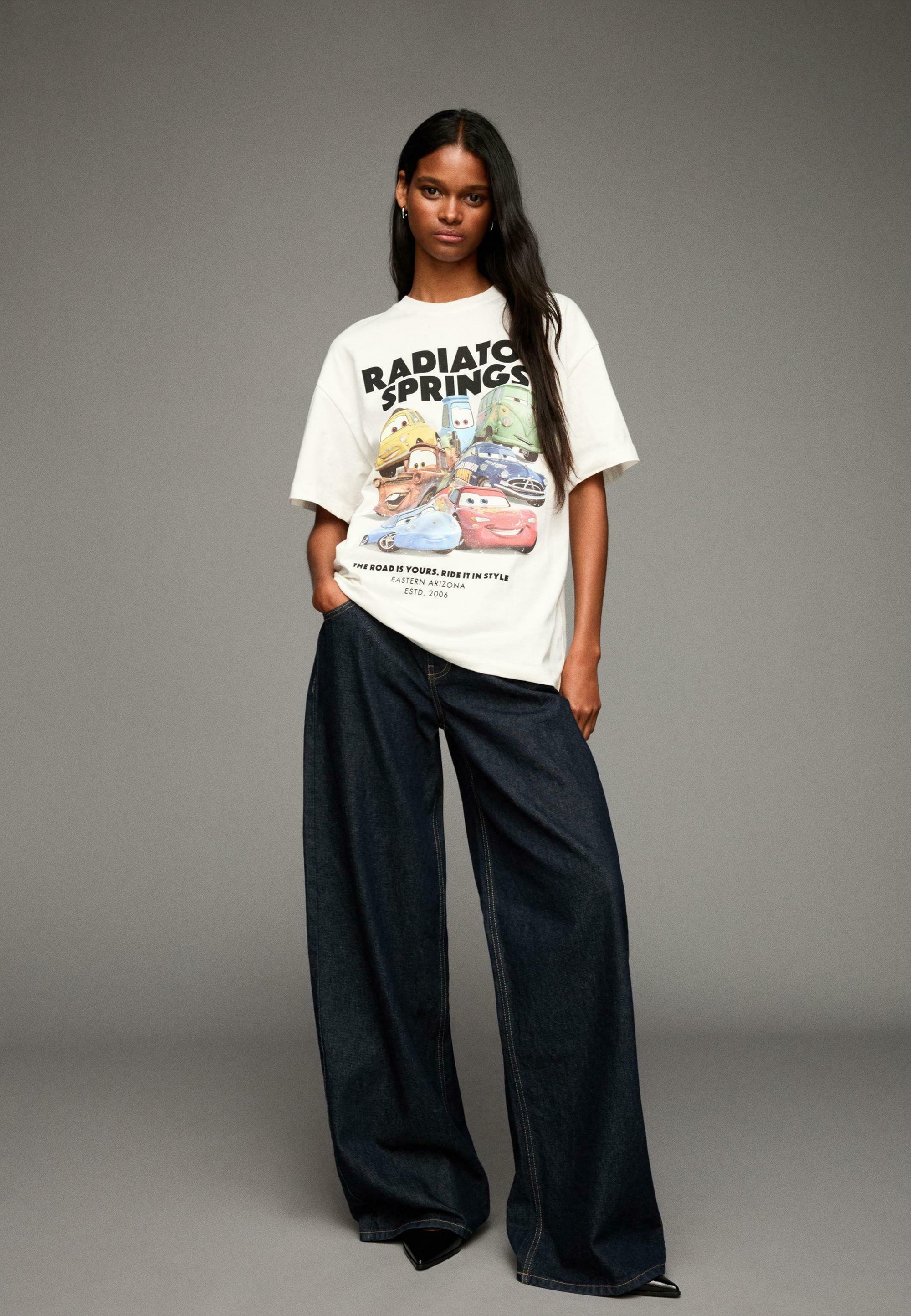 T-shirt Bershka à manches courtes, motif voitures, blanc