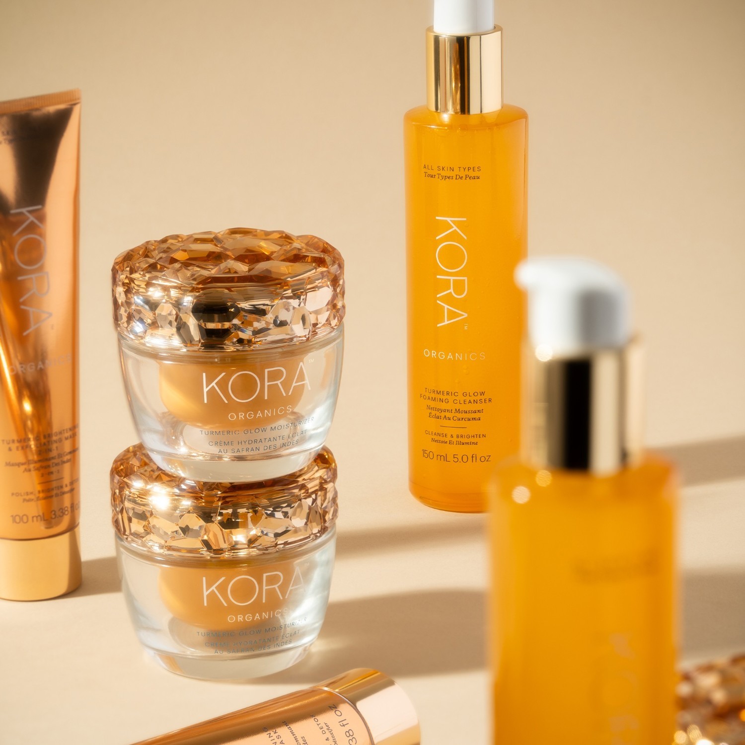 KORA Organics kurkumas sejas skrubis ar mirdzošu efektu un pīlingu (2 vienā) - 100 ml