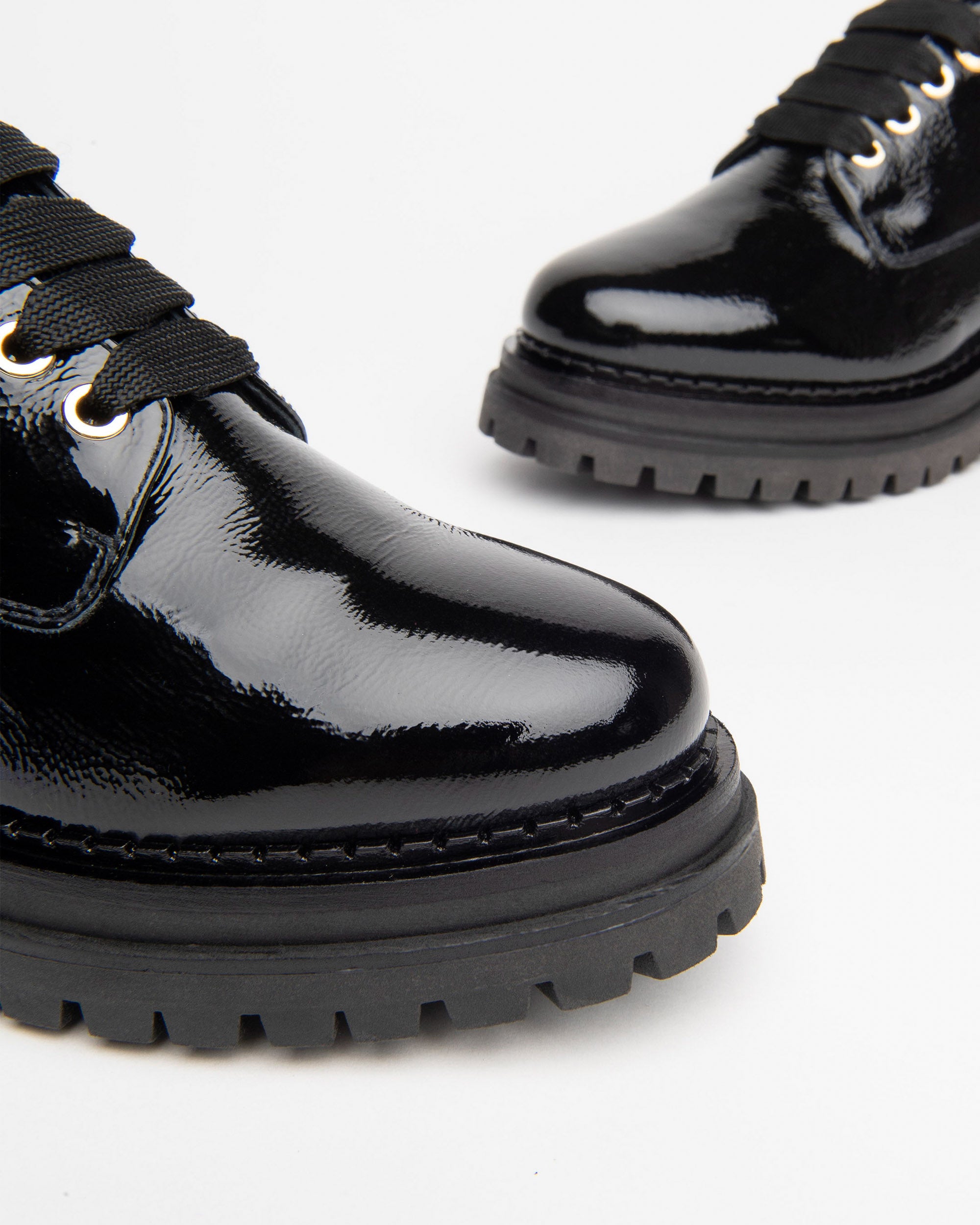  Damen-Schnürschuhe aus Lackleder