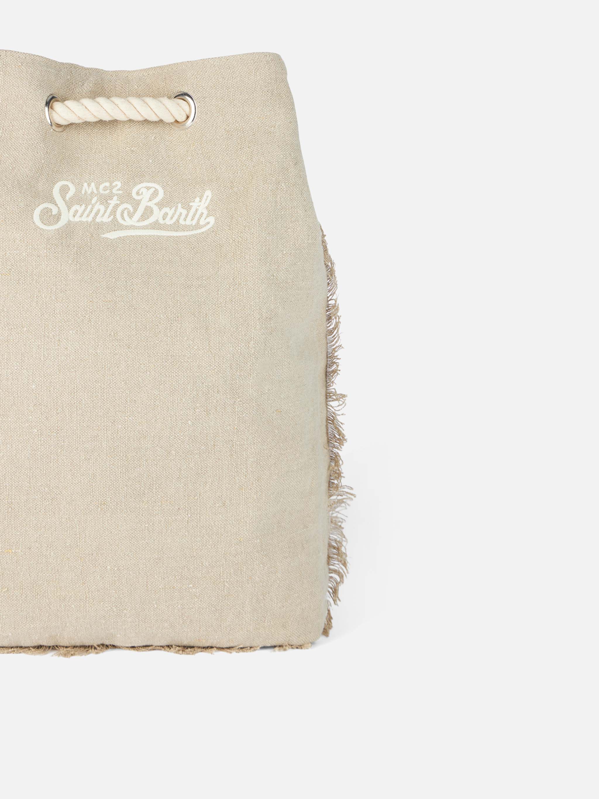 Beigefarbener Leinenrucksack im Bootsstil | Hochwertiges Leinen, rustikale Holzkordeln, Lederdetails, gesticktes Logo | Stilvolles und praktisches Design | MC2 Saint Barth