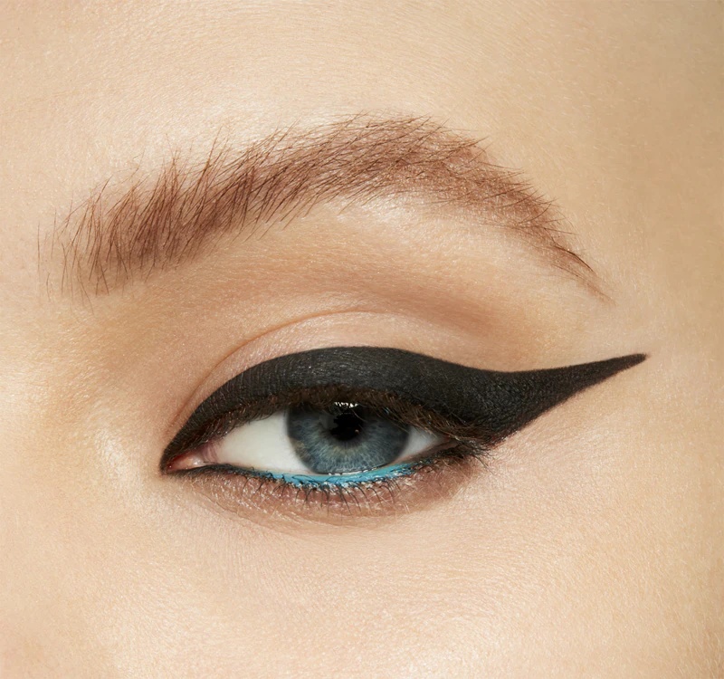 Črtalo za oči MAC Cosmetics Brushstroke 24 Hour Liner z rahlim učinkom