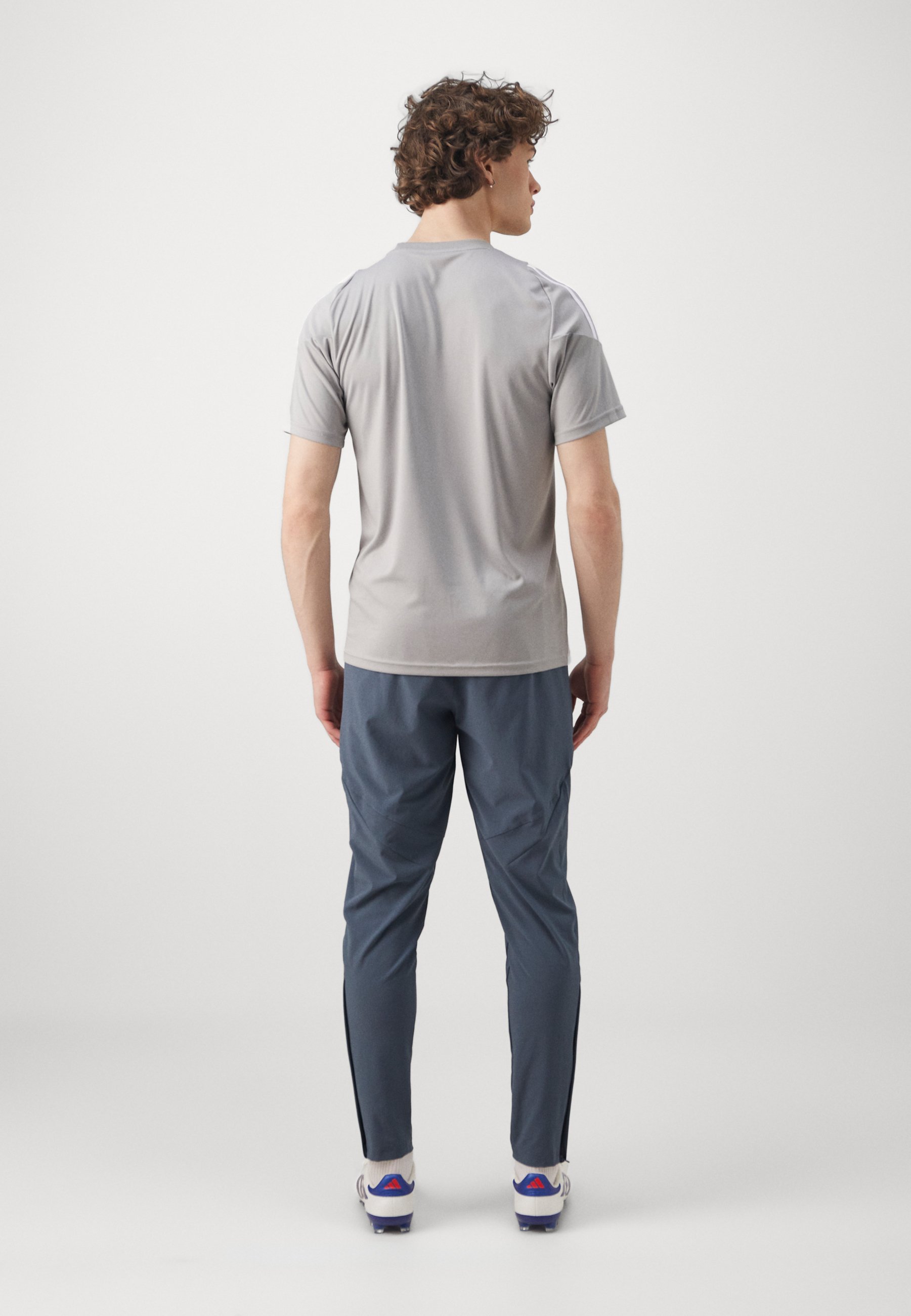 adidas Performance FC BAYERN MUENCHEN TIRO25 COMPETITION VIS TECH TRAVEL PANT - Clubkleding - bold onix/easy coral
