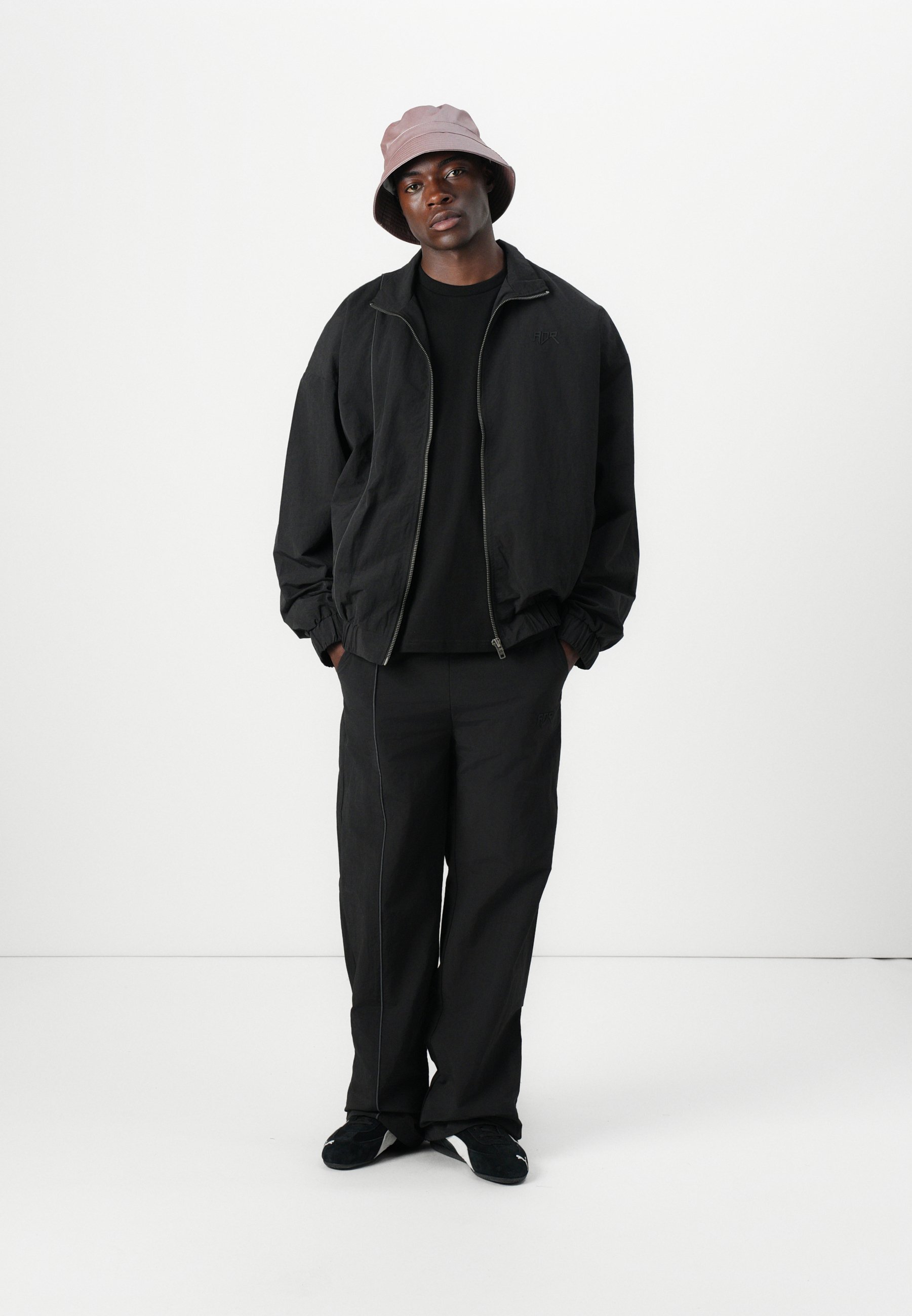Atelier de confection de pantalons de jogging