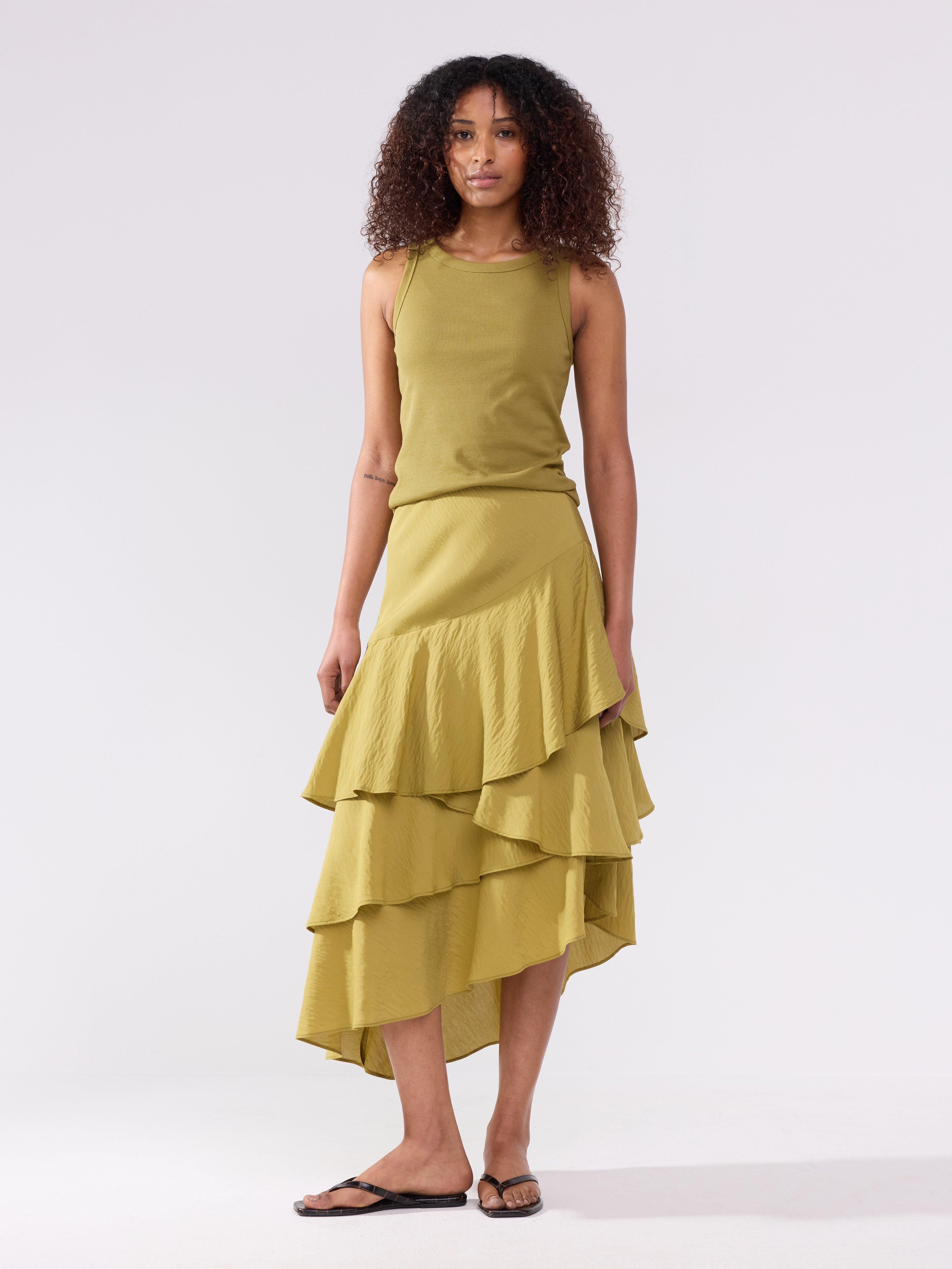 Falda midi con volantes, color verde empolvado.