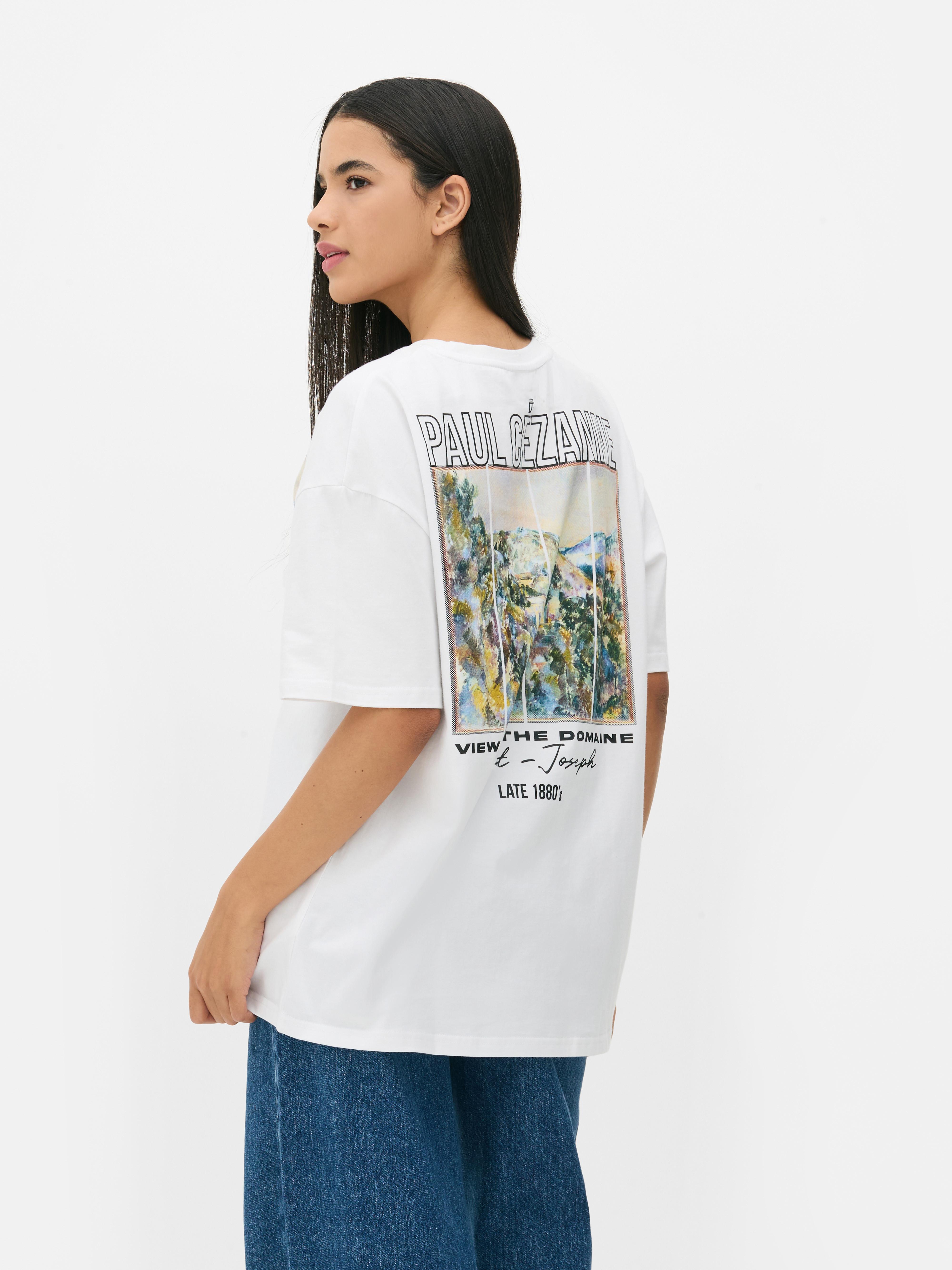 Túlméretezett póló Paul Cézanne mintával. Rövid ujjú, leengedett vállal ellátott, laza szabású póló Paul Cézanne egyik műalkotásának nyomatával.