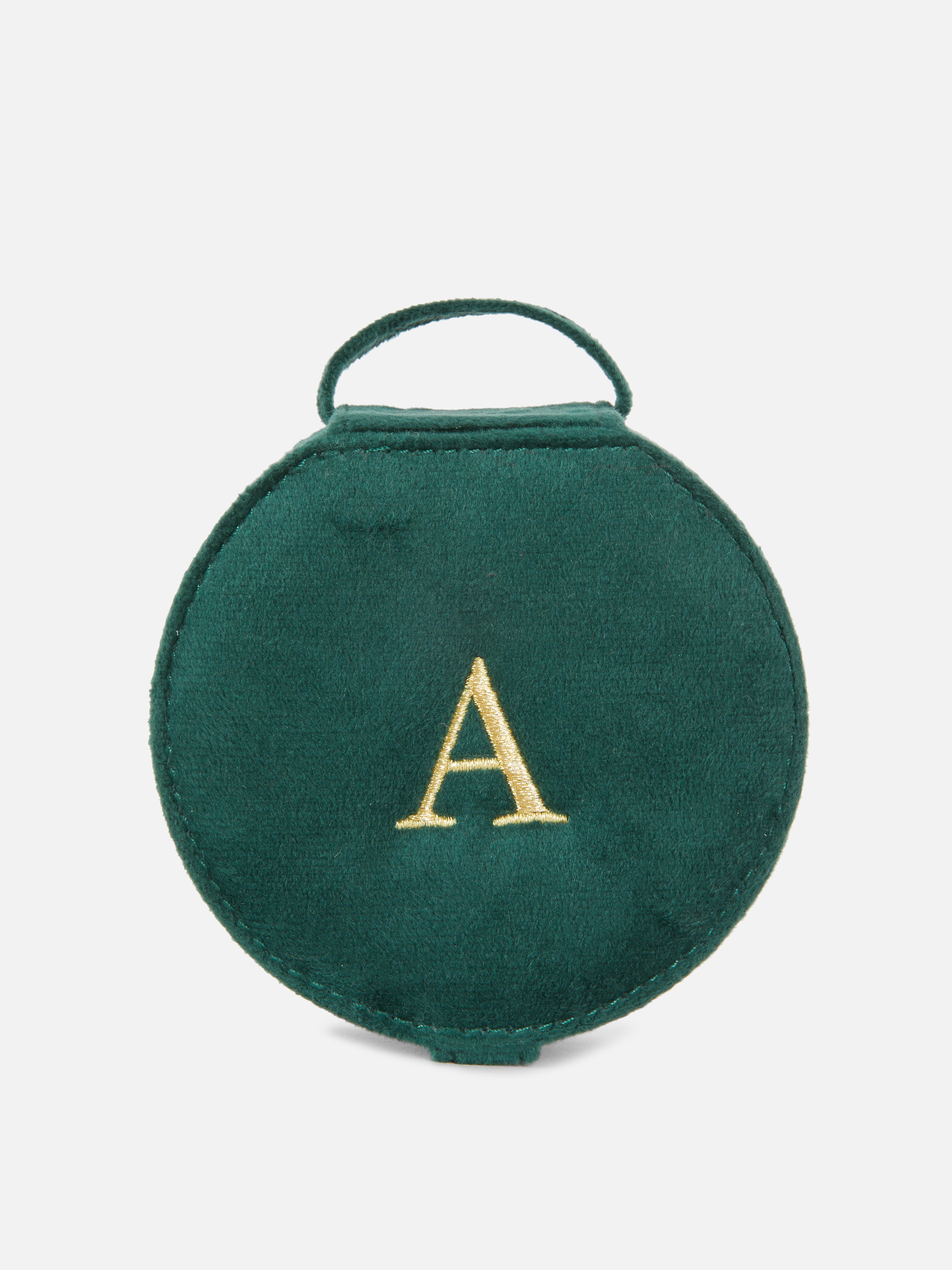 Boîte à bijoux en velours avec initiale. Boîte à bijoux en velours avec une poignée sur le dessus et une initiale brodée.
