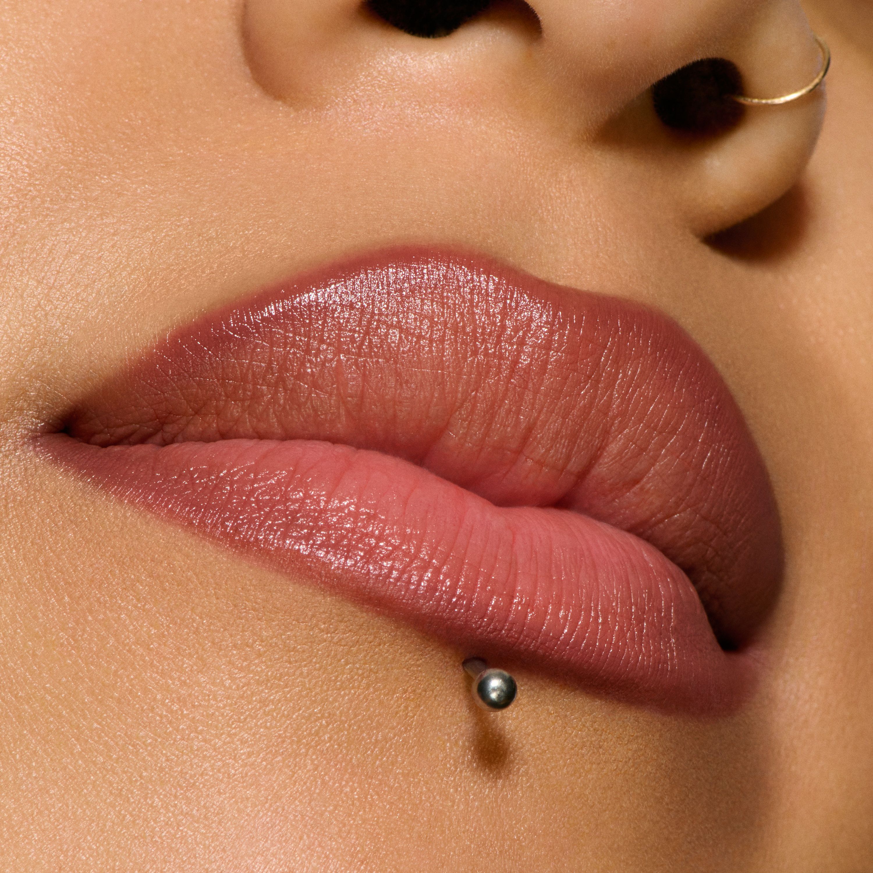 Lesklá kontúrovacia linka Lipglazer Luxusné kontúrovacie linky na pery