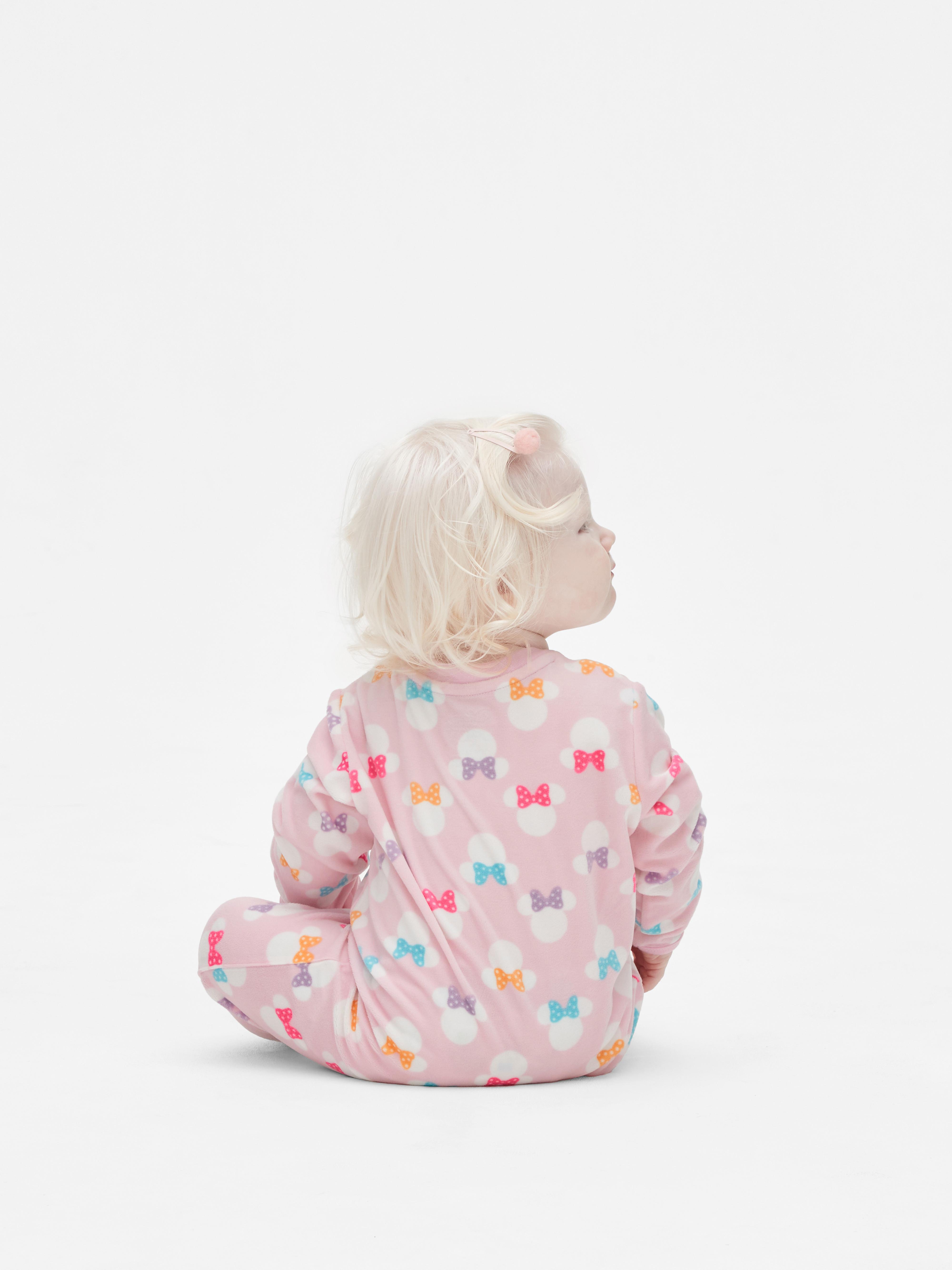 Pijamale Disney Minnie Mouse din fleece Micuța ta mini-eu arată adorabil în acest pijamale Disney din fleece moale.