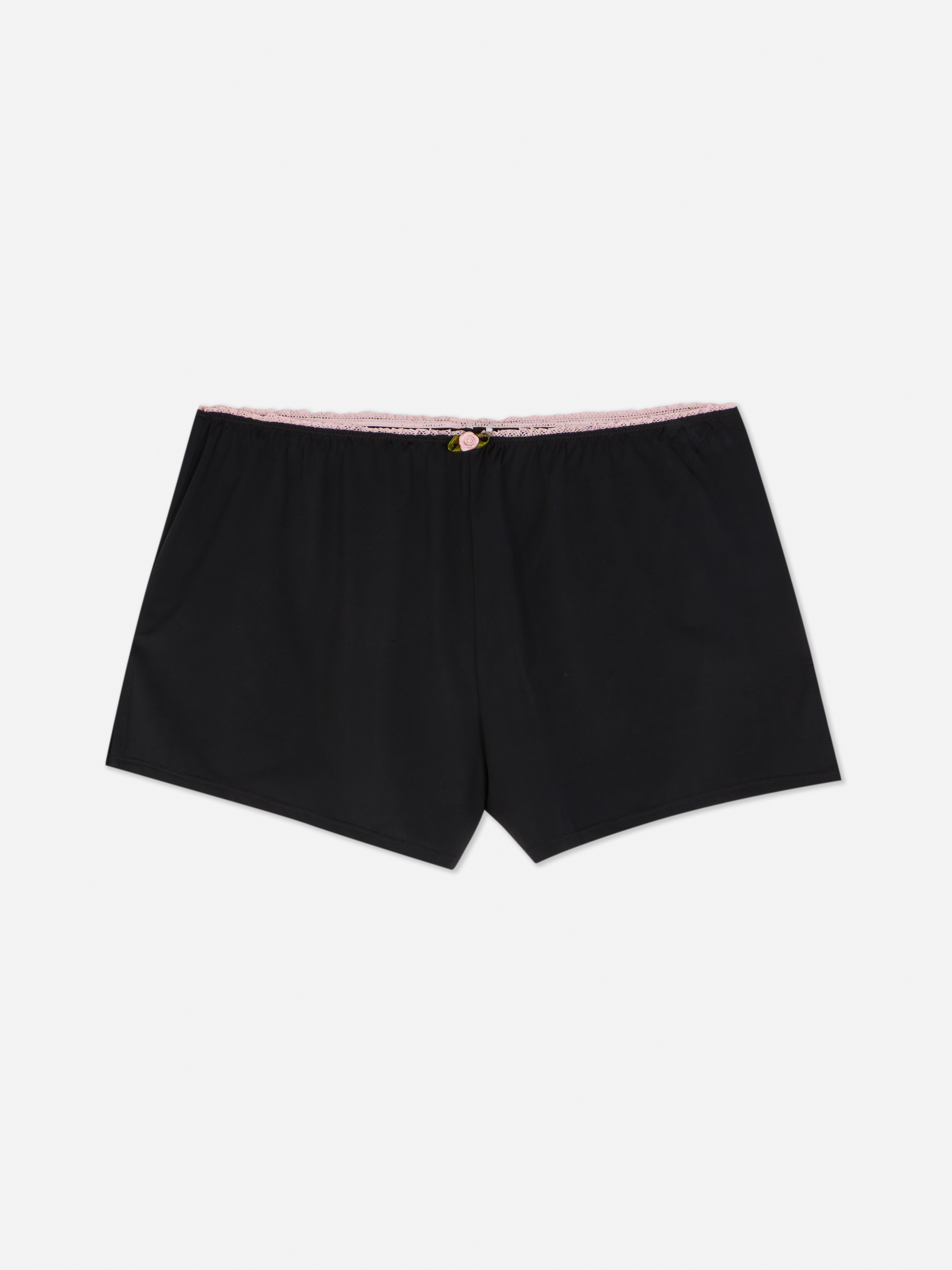 Pantaloni scurți de pijama cu bordură din dantelă. Pantaloni scurți de pijama cu bordură din dantelă și detalii florale.