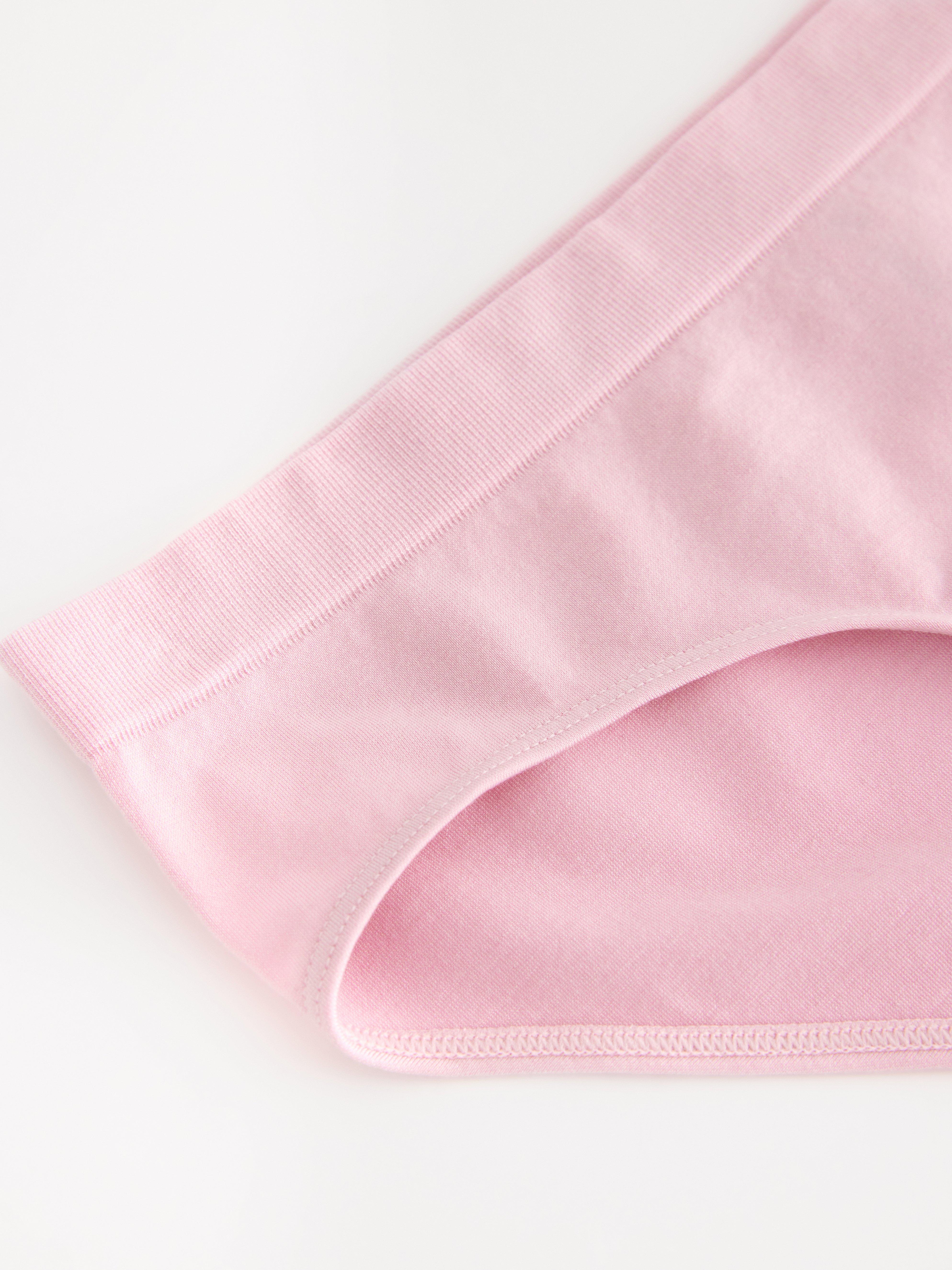 Pantalón sin costuras y modelo de bikini rosa empolvado