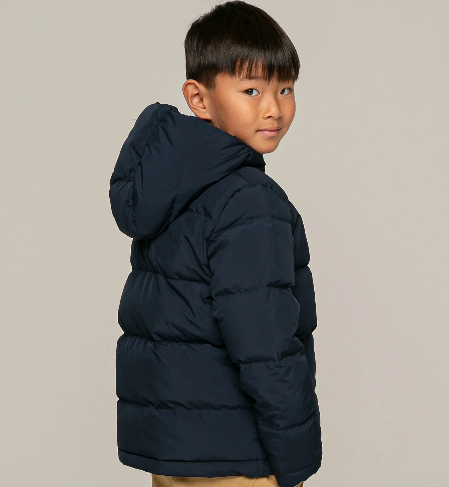 Chaqueta infantil acolchada de plumas con capucha y forro de tartán.