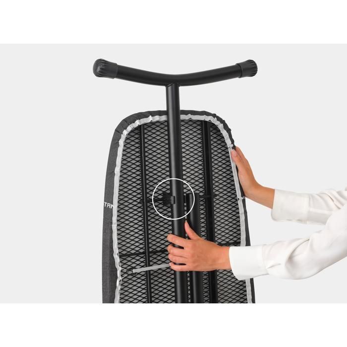 Brabantia Table à Repasser D, 135x45 cm, avec zone repose-fer résistante à la chaleur - Metallised