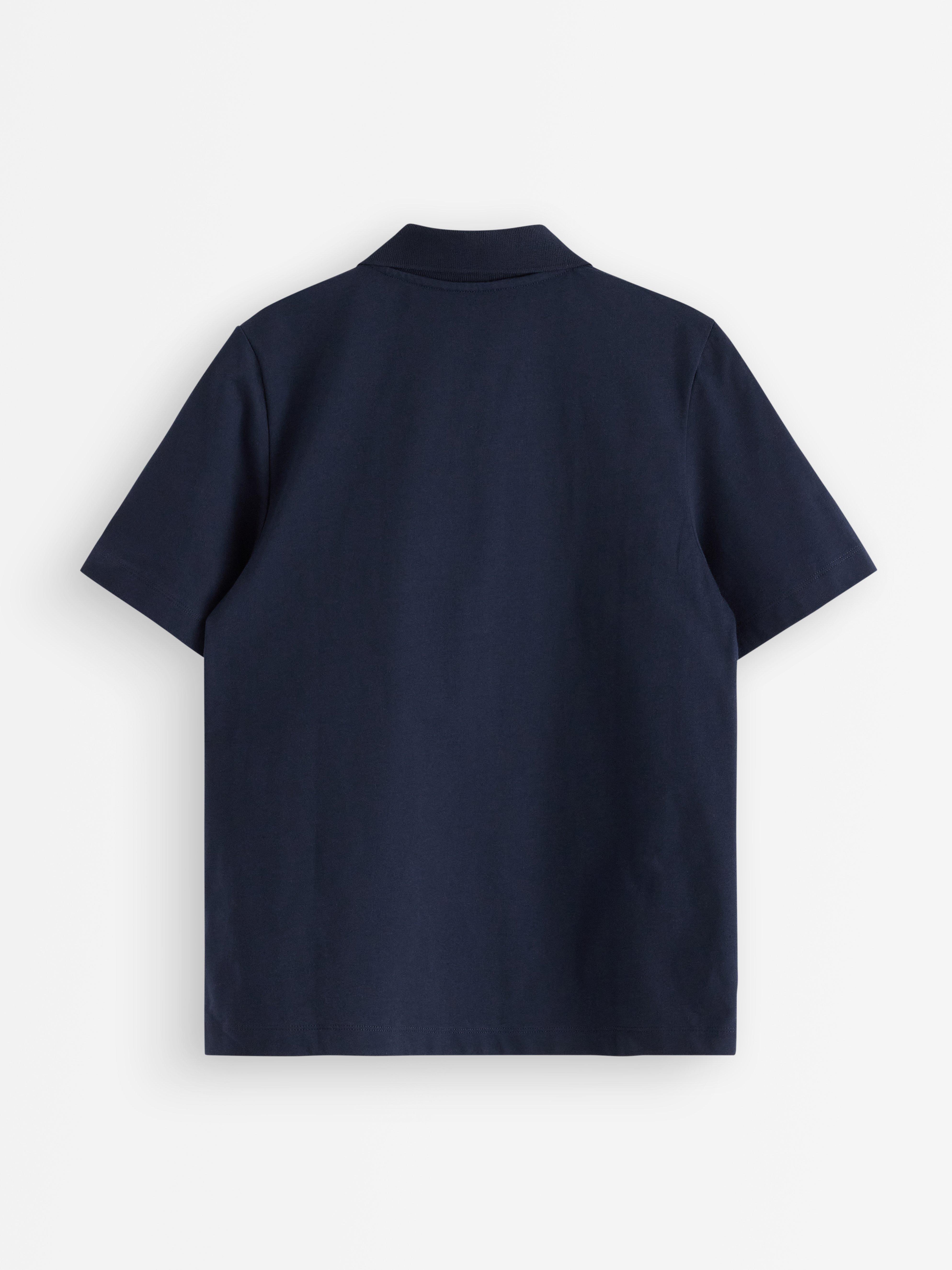Blusa com gola azul marinho escuro