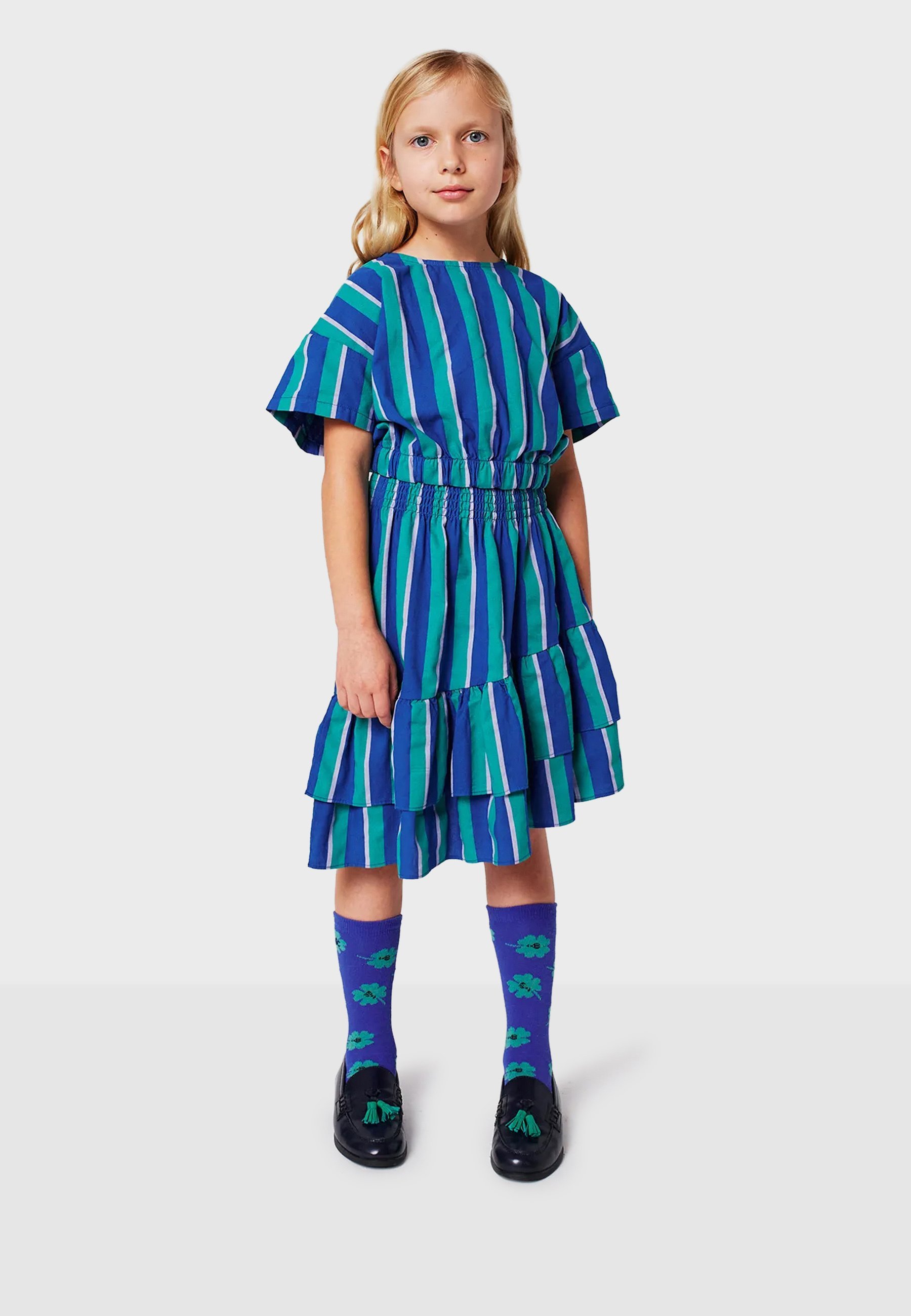 Bobo kiest voor een gestreept crop-shirt met print in eendenblauw.