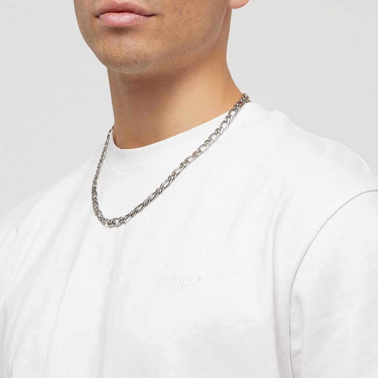 Camiseta básica con logo pequeño