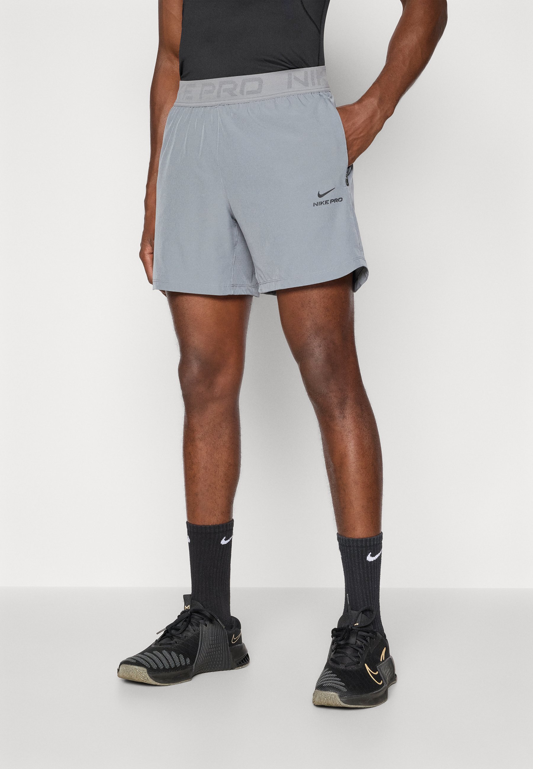 Short de sport Nike Performance - gris fumé/noir