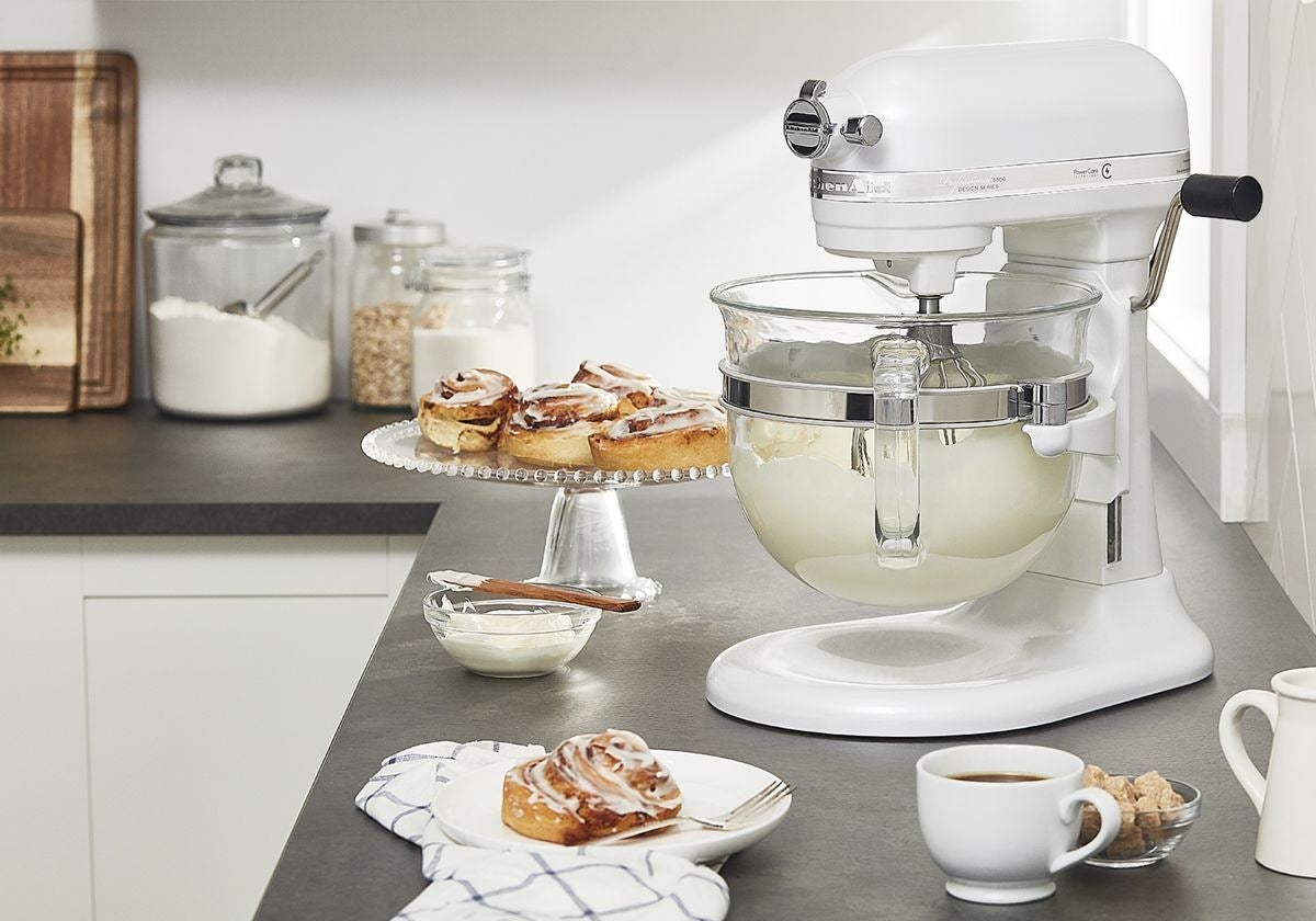 Tarvitsetpa sitten 13 tusinaa keksiä koulun leivonnaisten myyntiin tai silputtua kanaa taco-tiistaihin ystävien ja perheen kanssa, KitchenAid® Professional 6500 Design® Series 6 Quart Bowl-Lift -yleiskoneessa on kapasiteettia jokaiseen tilaisuuteen.