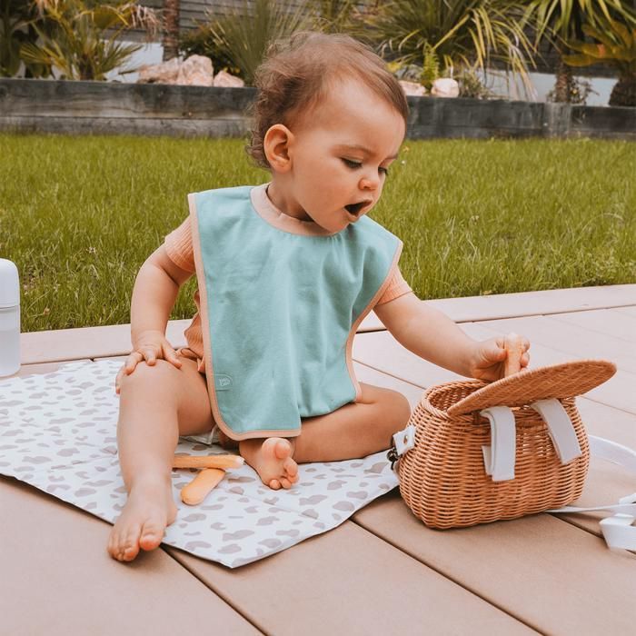 Babycalin - 2 babadores para bebê 25x38 cm com abertura para a cabeça - Tamanho babador 6 meses - Cores sólidas contrastantes