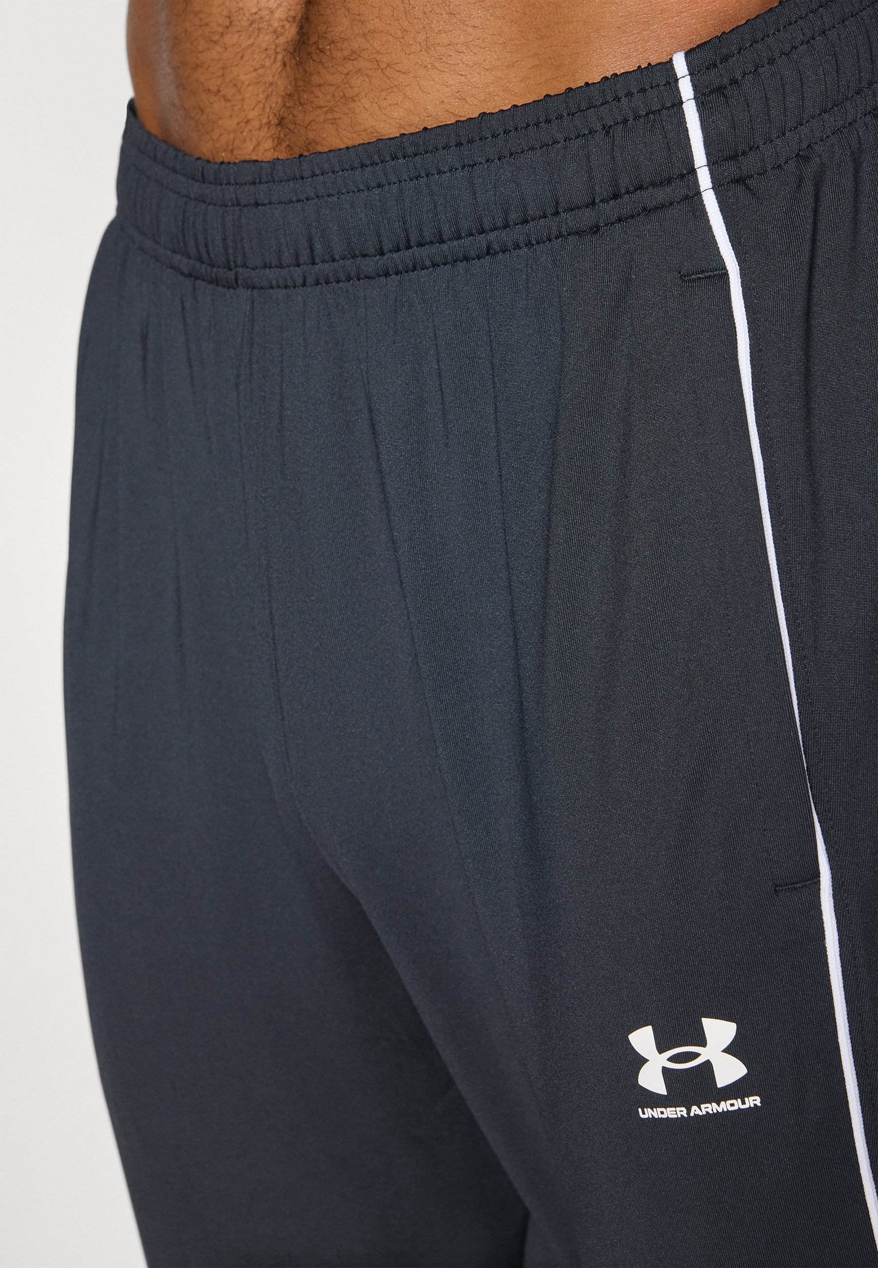 Pantaloni da tuta Under Armour CHALLENGER TRAINING - nero/bianco