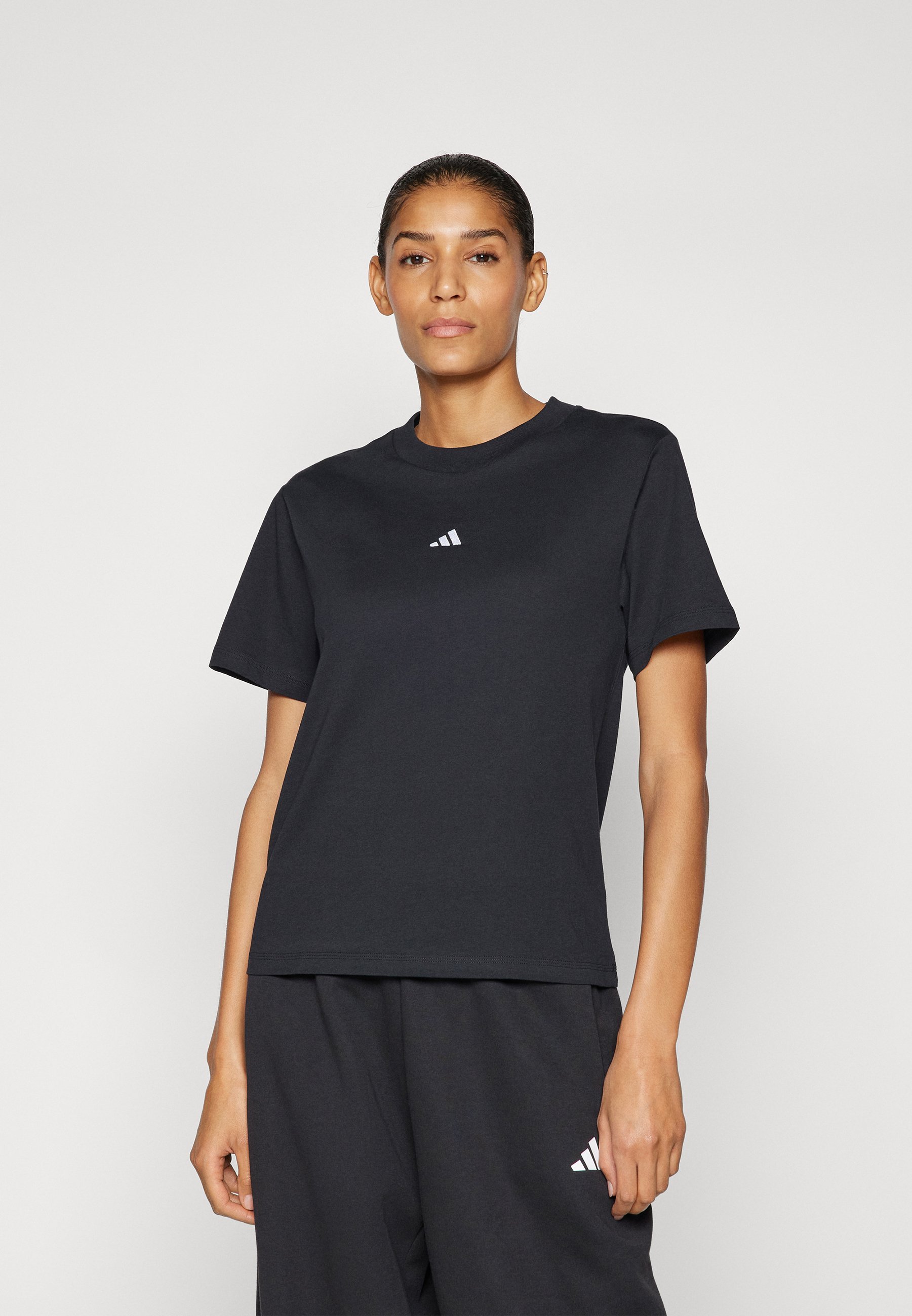adidas Sportswear ESSENTIALS SMALL LOGO - Basic T-Shirt - schwarz/weiß