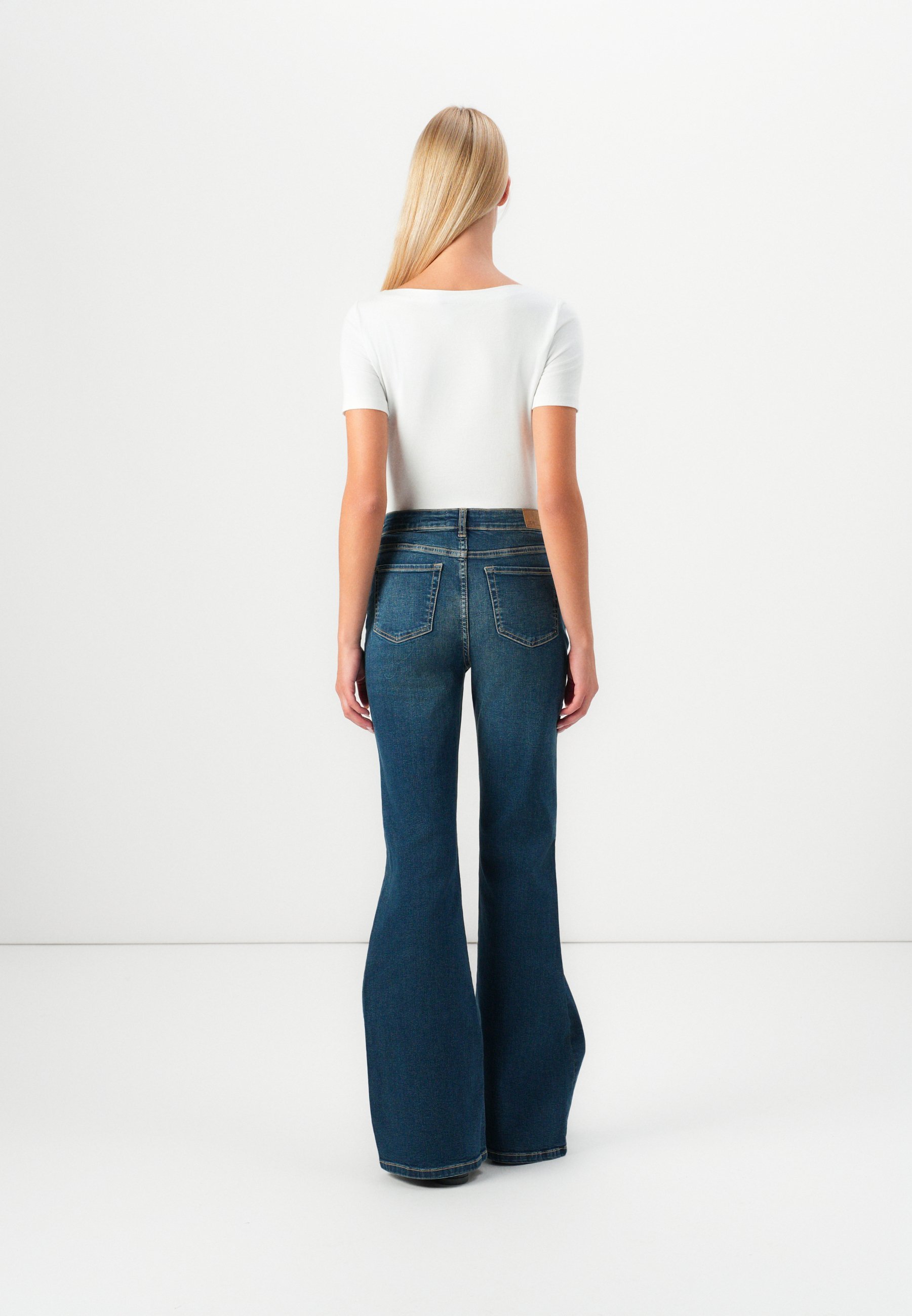 JDY JDYKATHY FLARED JEANS - Flared jeans - donkerblauwe denim