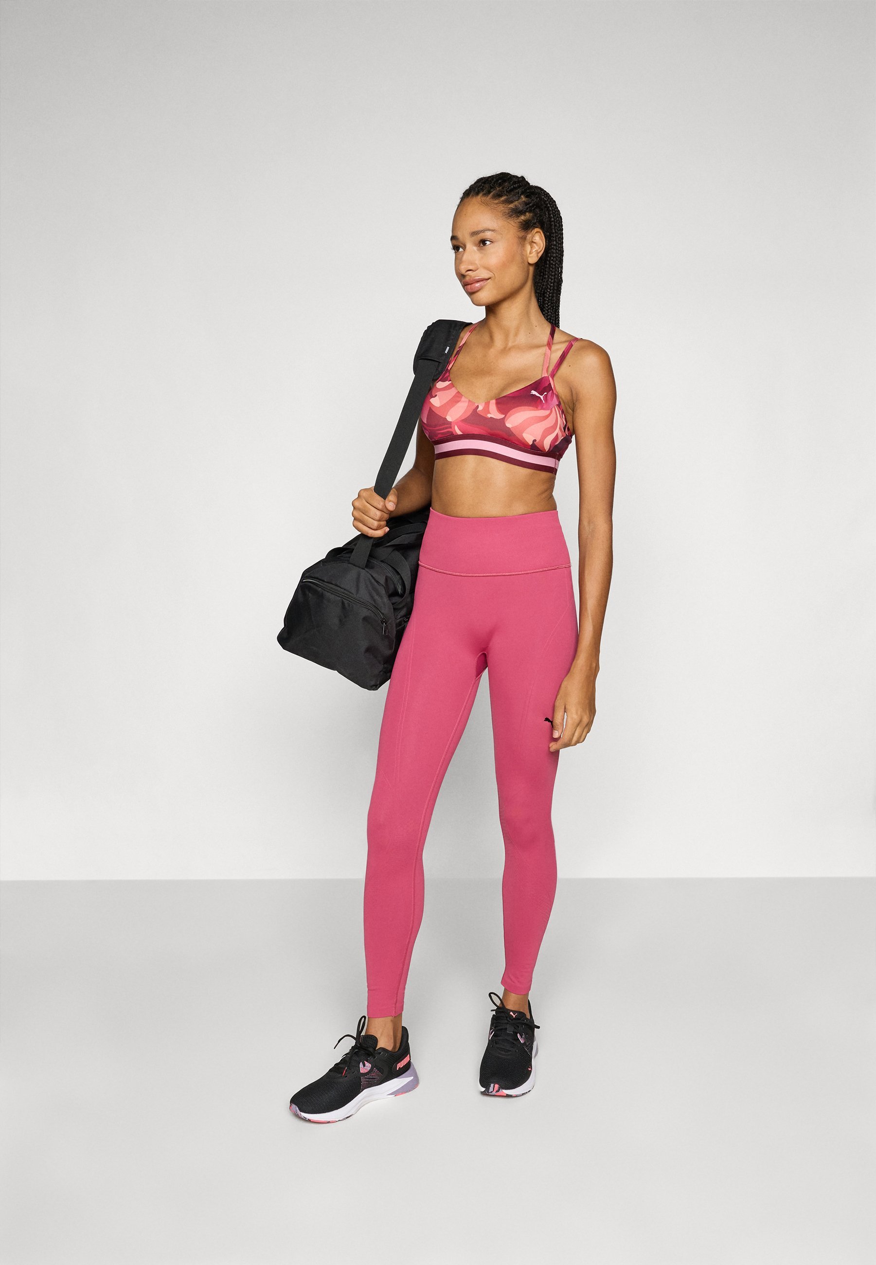 Reggiseno sportivo Puma con spalline e motivo floreale - Supporto leggero - colore rubino brillante