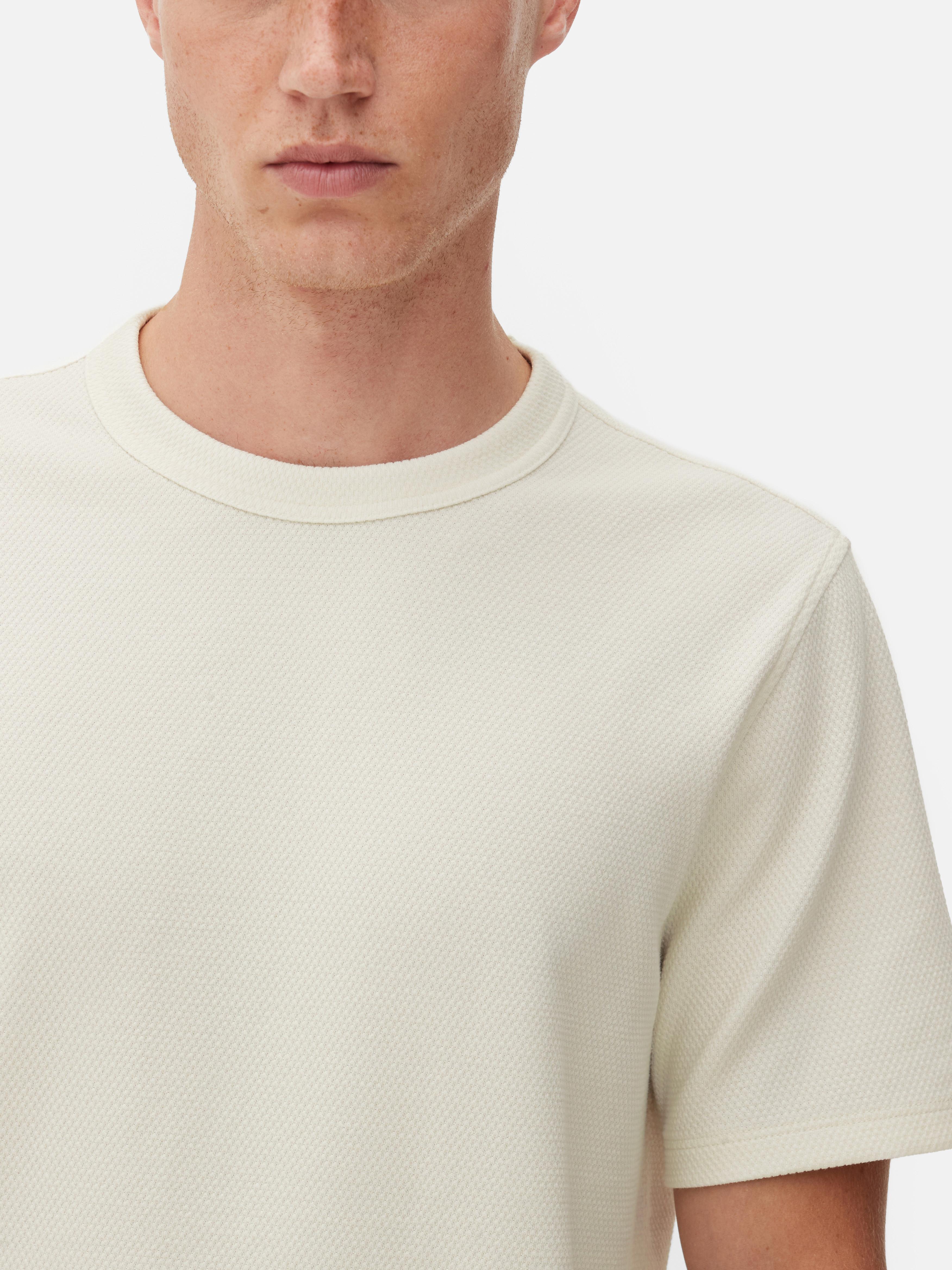 T-Shirt mit Wabenstruktur Ein T-Shirt mit Rundhalsausschnitt, kurzen Ärmeln und Wabenmuster