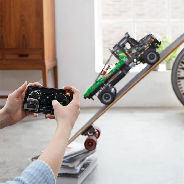 LEGO® Technic Mercedes-Benz Zetros 4x4 Test Truck 42129 - Controllo tramite app