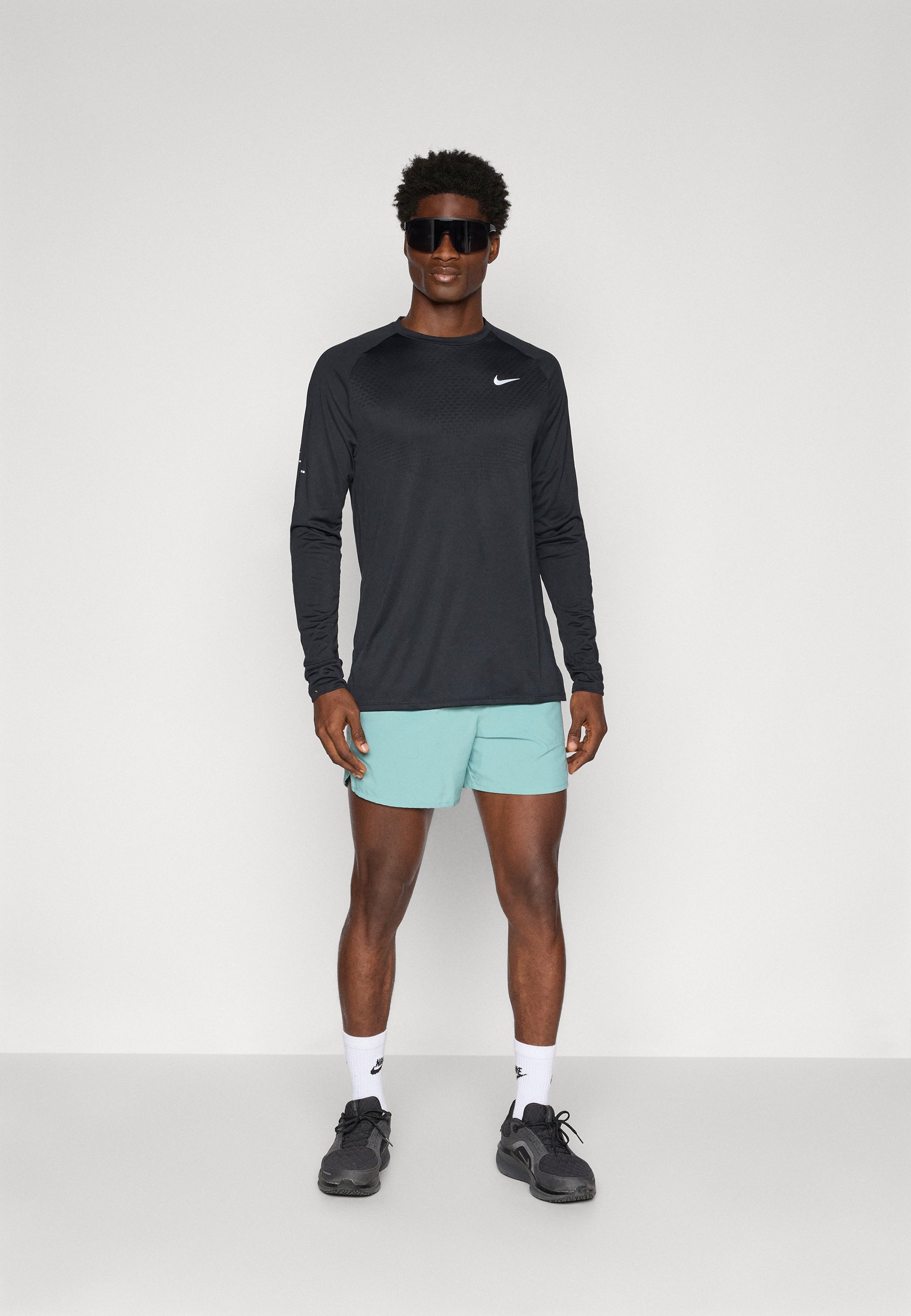 Nike Performance STRIDE TOP - Pikkade varrukatega topp - must/hõbedane helkur