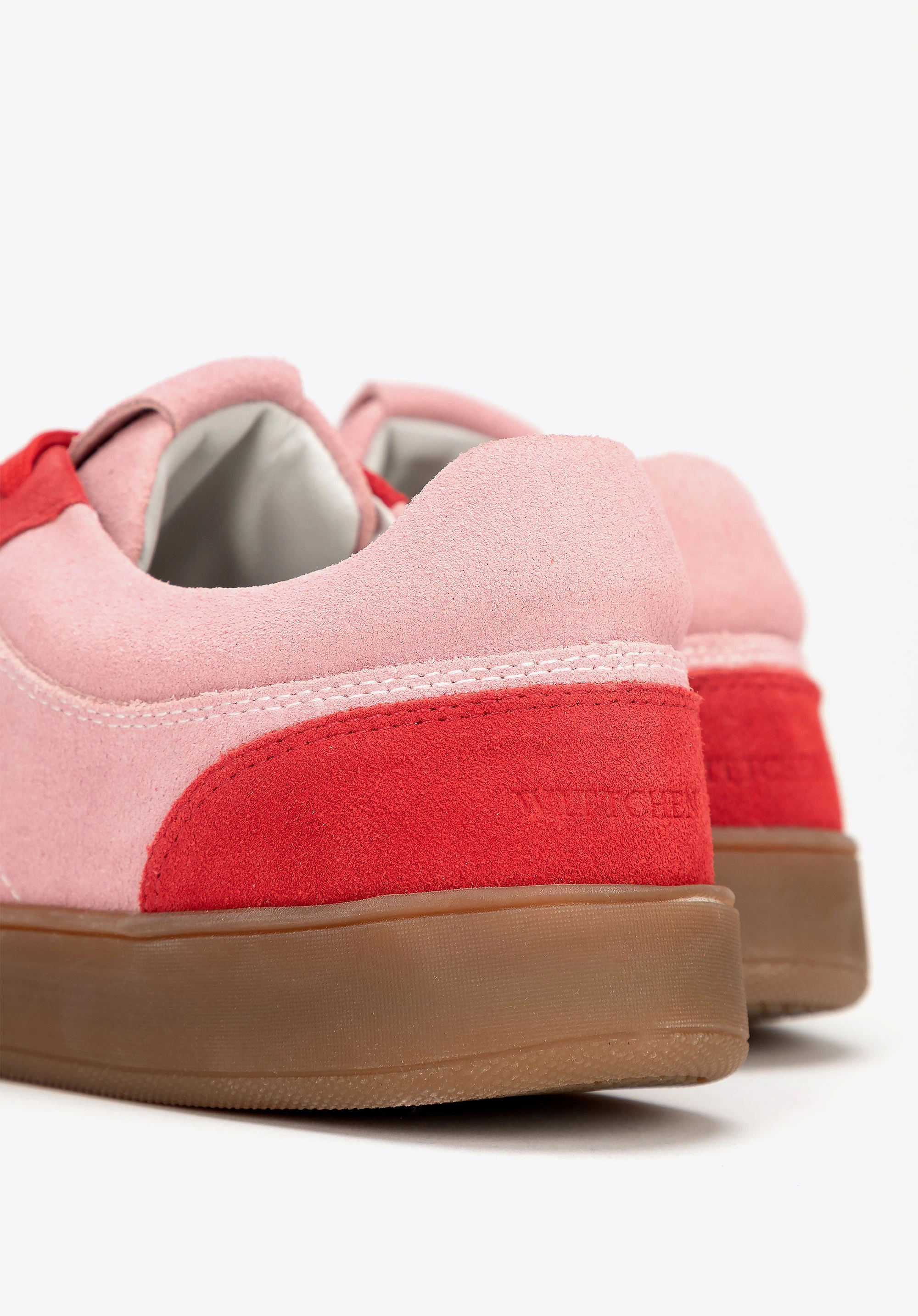 Zamszowe sneakersy z kontrastowymi elementami różowo - czerwone