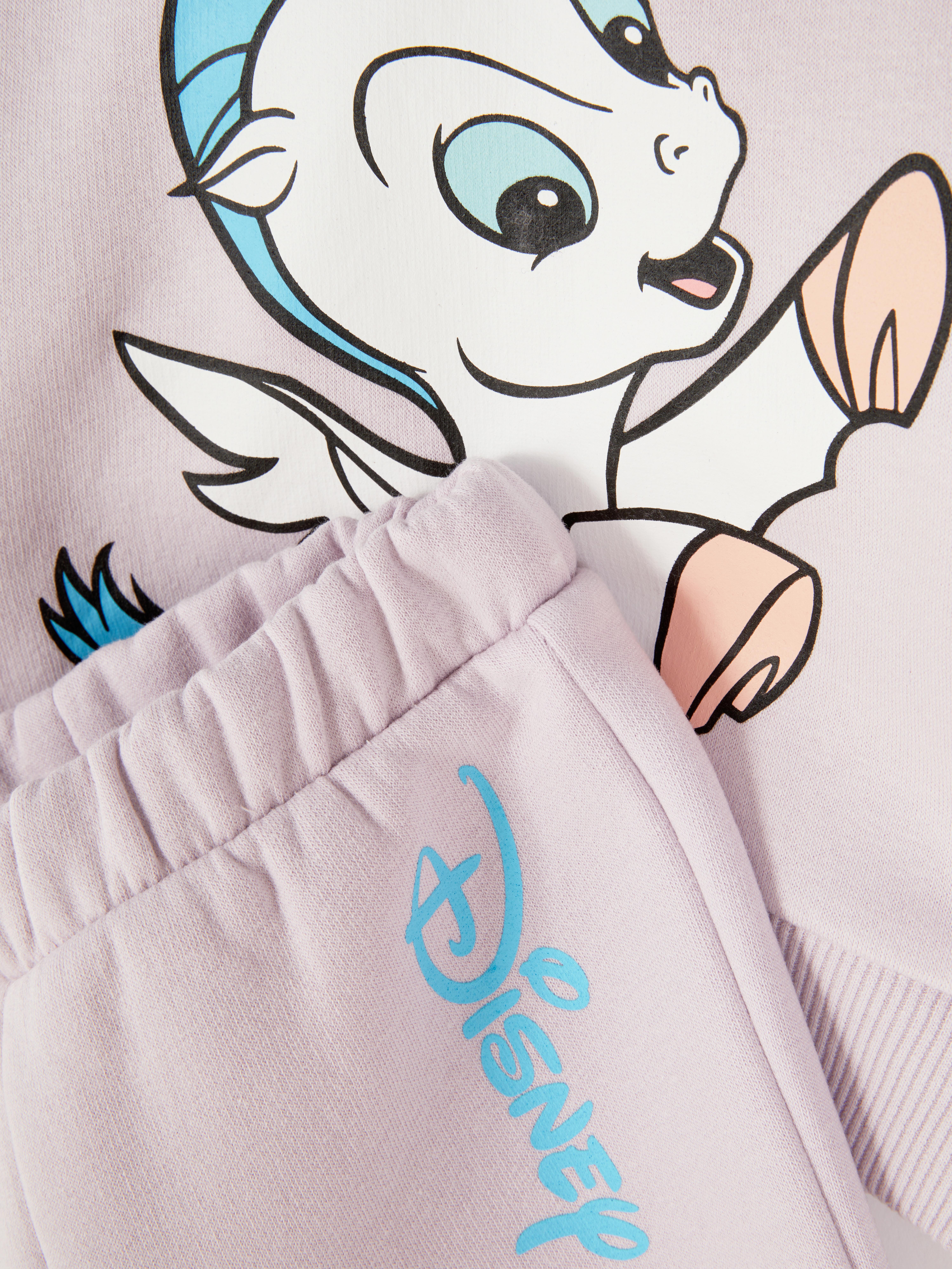 Set cu hanorac și pantaloni de trening Disney Hercules Pegasus. Set asortat cu hanorac și pantaloni de trening cu manșete la gleznă.