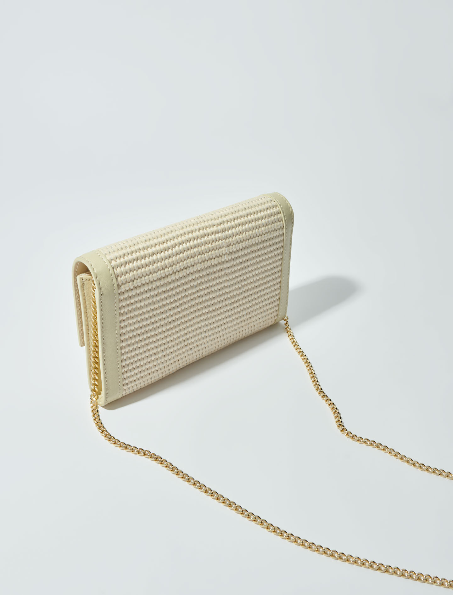 Lompakko raffiakuvioisella ketjulla - Beige