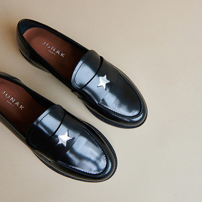 Mocassins à bouts ronds et étoiles argentées  en cuir glacé noir