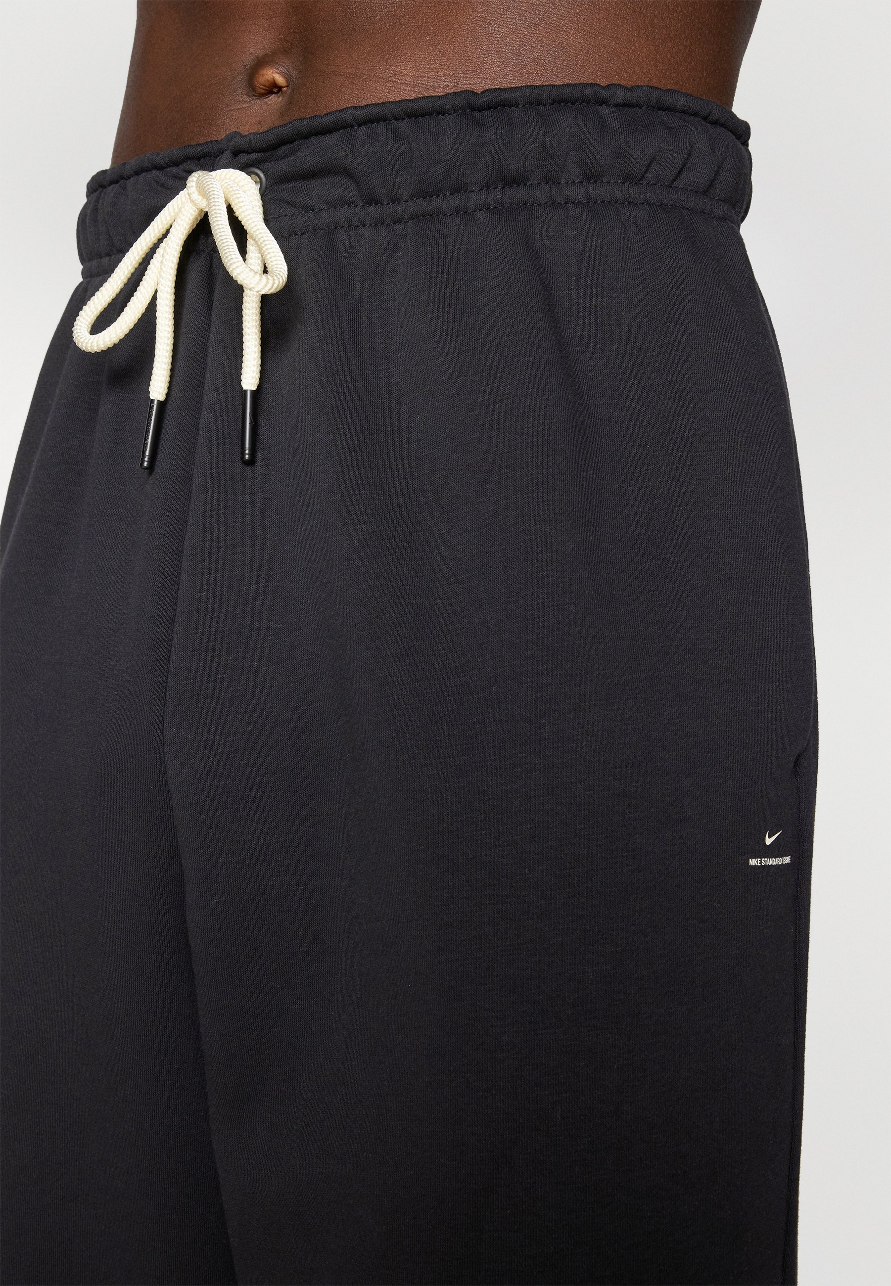 Nike Performance Hose mit offenem Saum – Trainingshose – schwarz/hellelfenbein