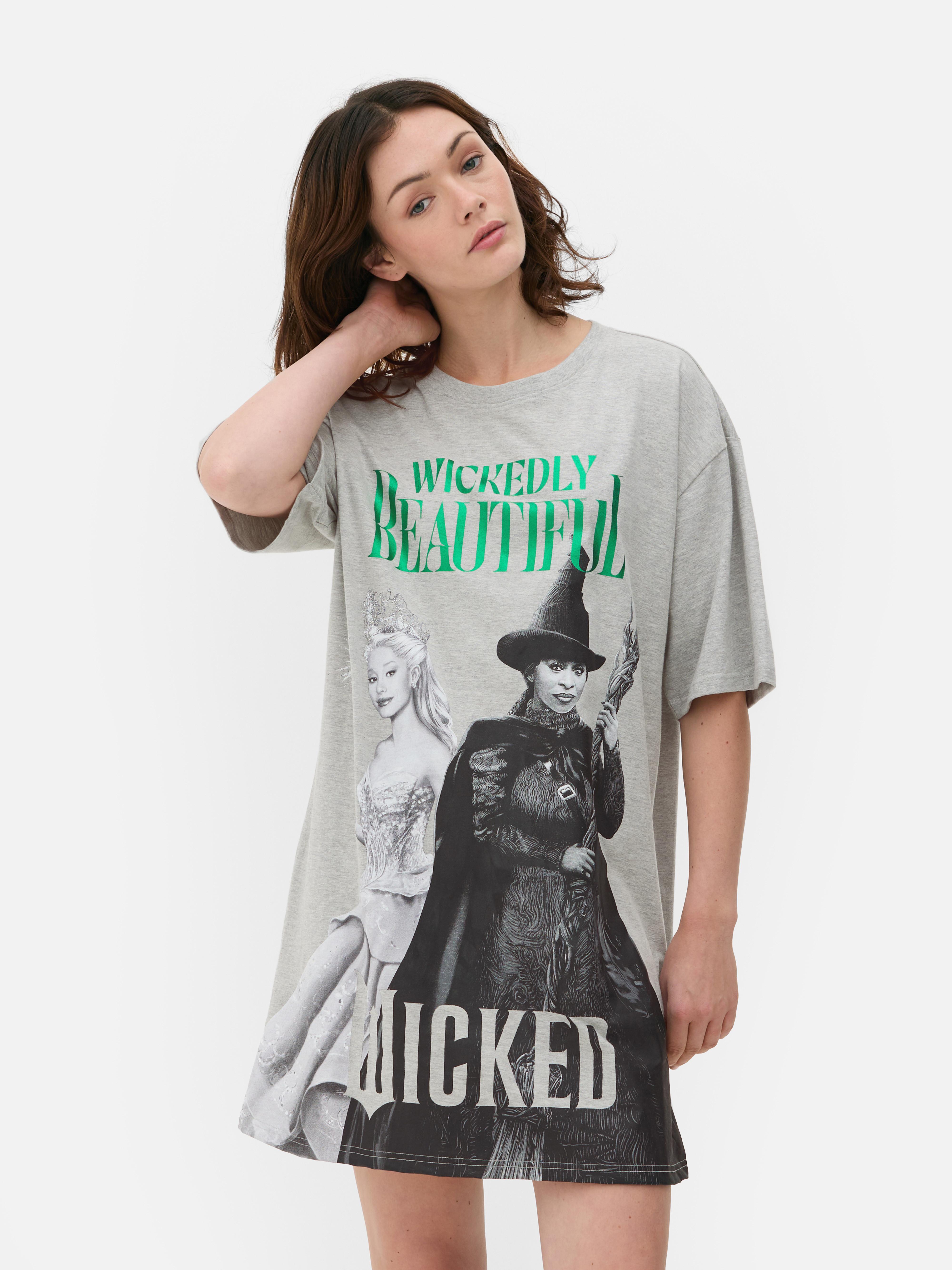 Cămașă de noapte Wickedly Beautiful Wicked x Primark O cămașă de noapte lungă cu un imprimeu cu Elphaba și Glinda pe față