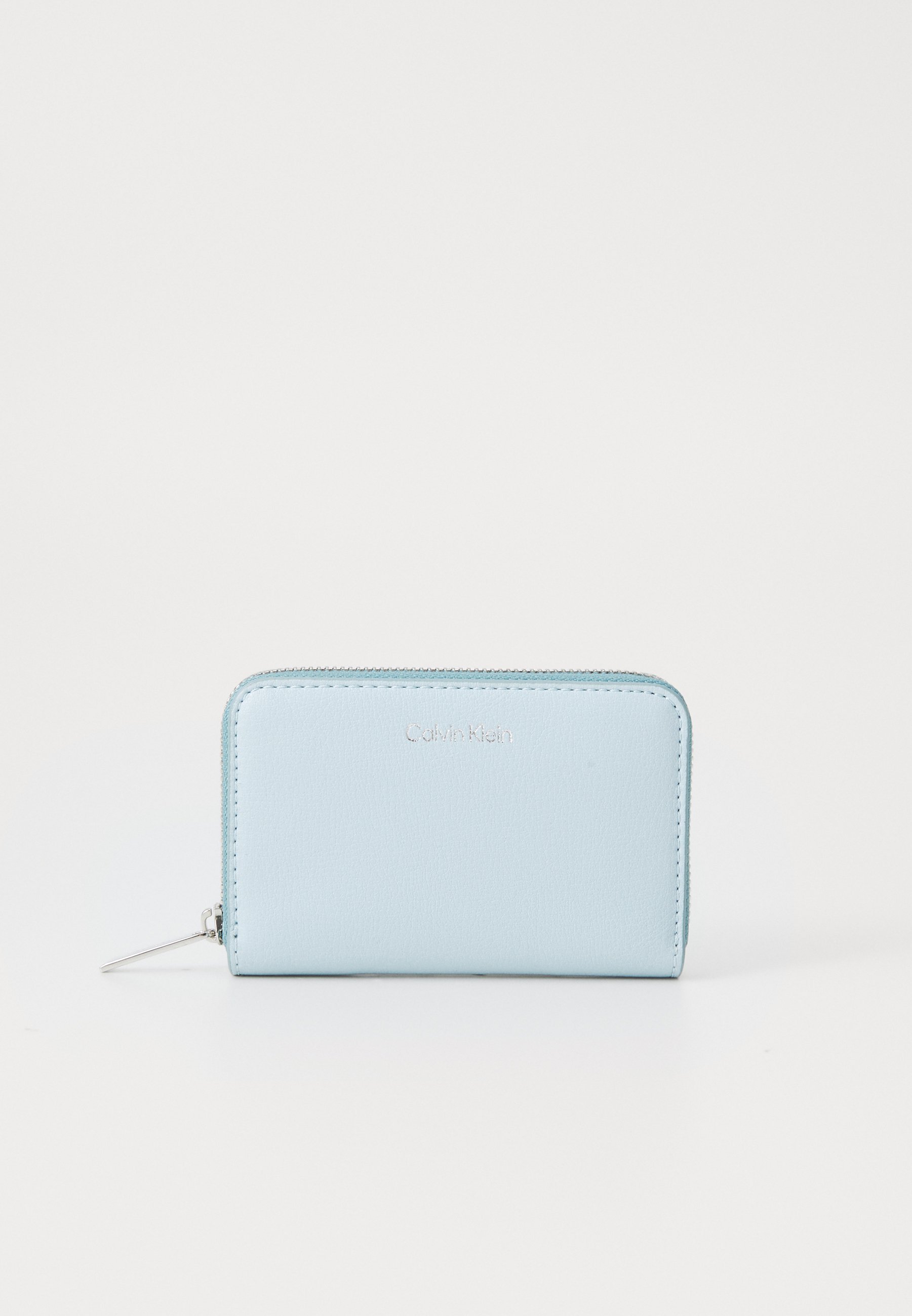 Calvin Klein EMBOSSED LOGO - Peňaženka - bledomodrá/vintage indigo