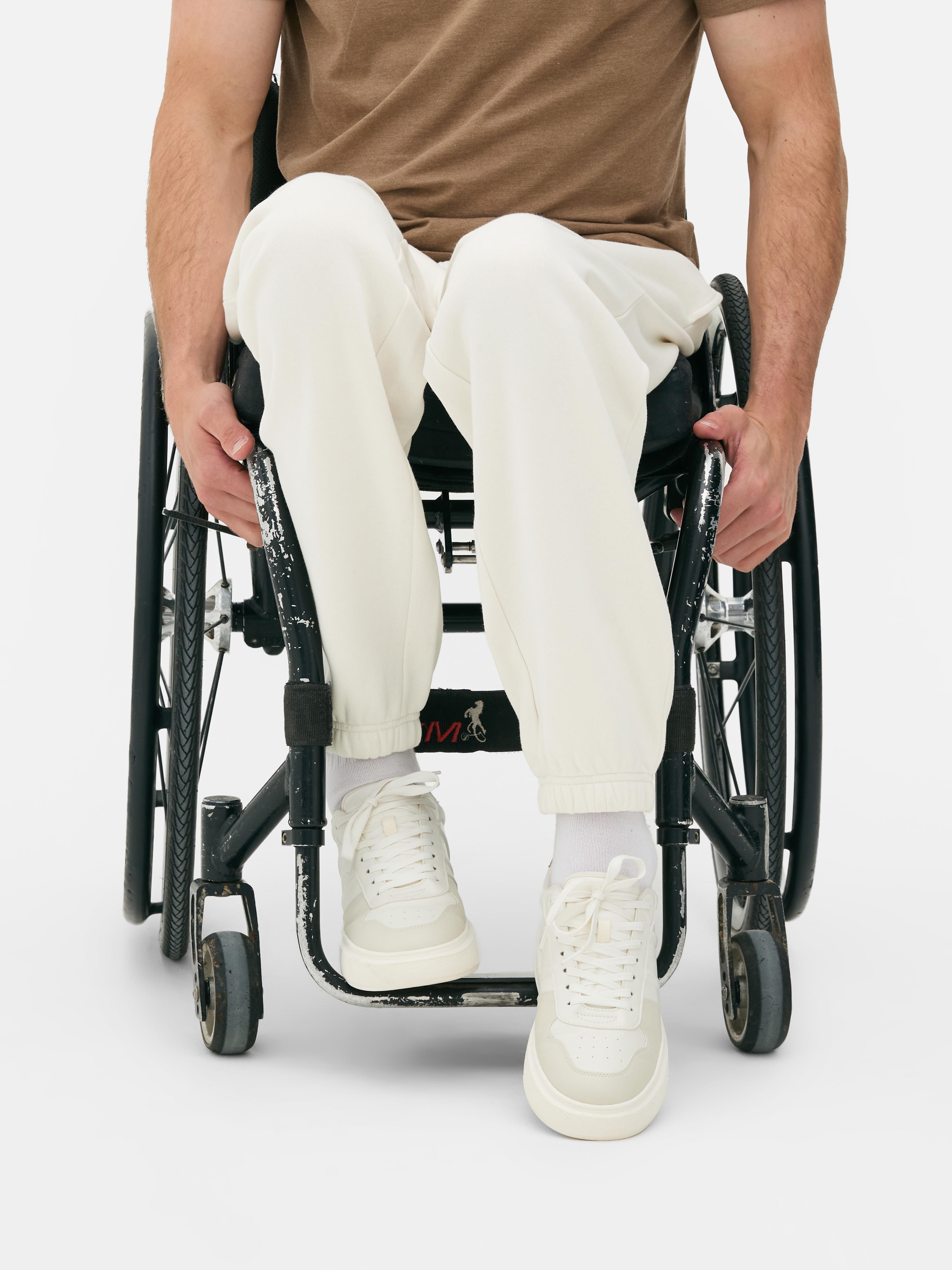 Pantaloni de jogging esențiali cu șnur de strângere Acești pantaloni de jogging confortabili cu șnur de strângere și buzunar aplicat la spate sunt casual și potriviți pentru relaxare