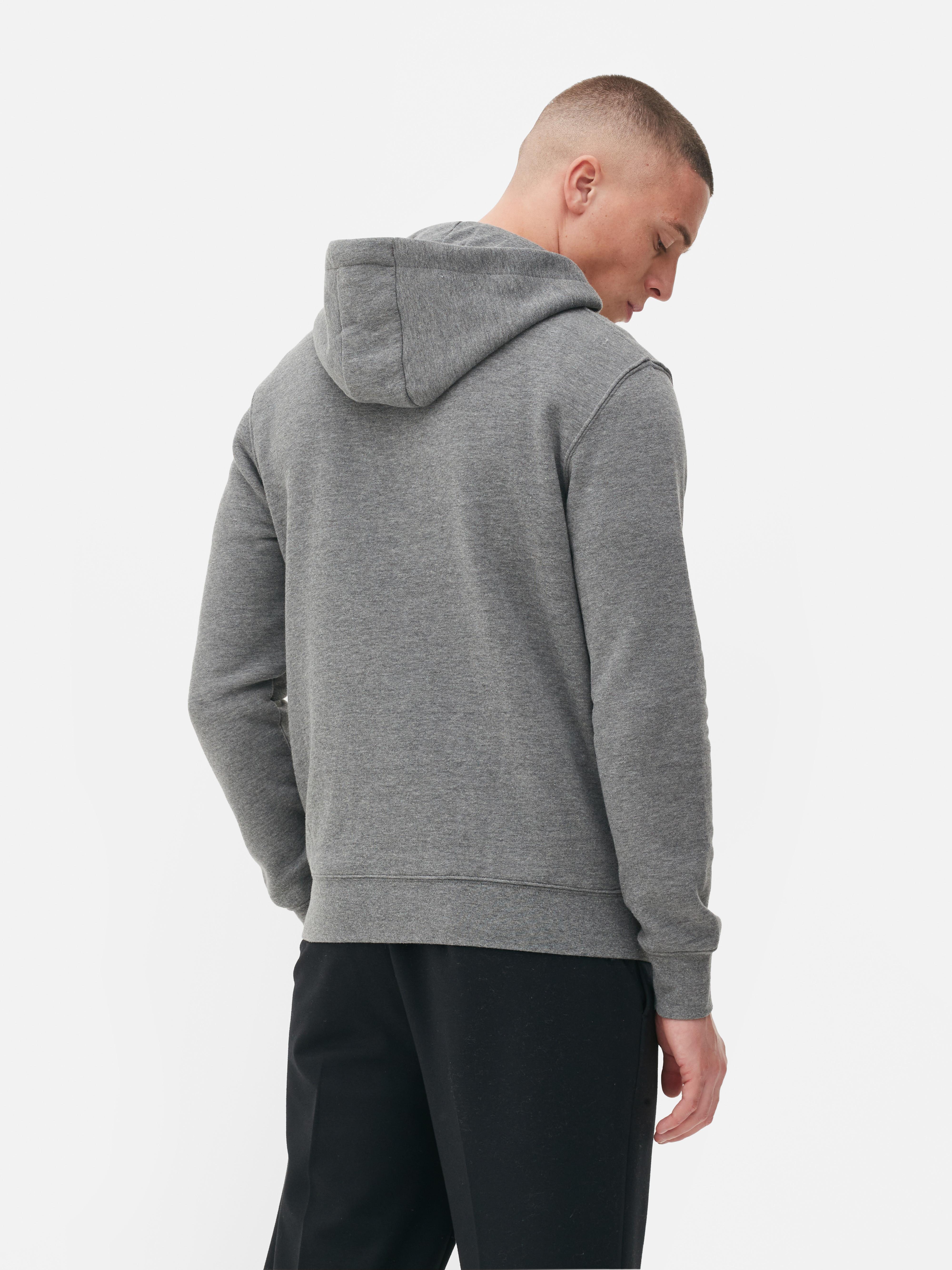 Felpa basic con cerniera lunga. Il capo perfetto per completare ogni outfit? Senza dubbio questa felpa intramontabile!