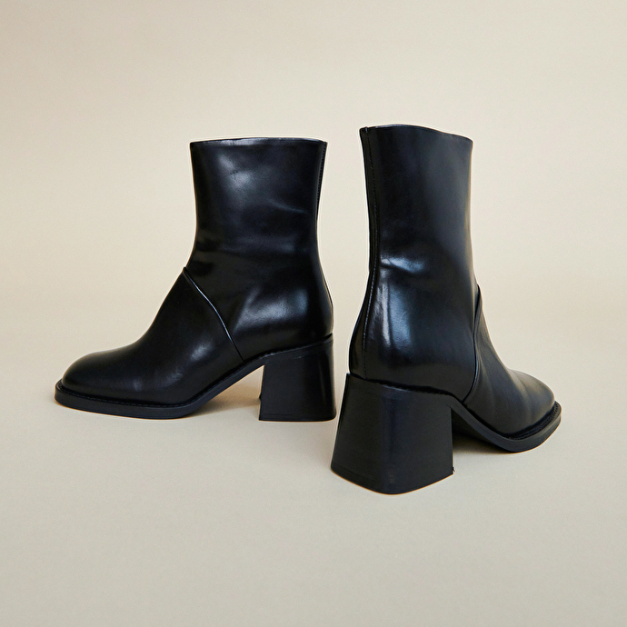 Bottines à bouts carrés et coutures apparentes  en cuir noir