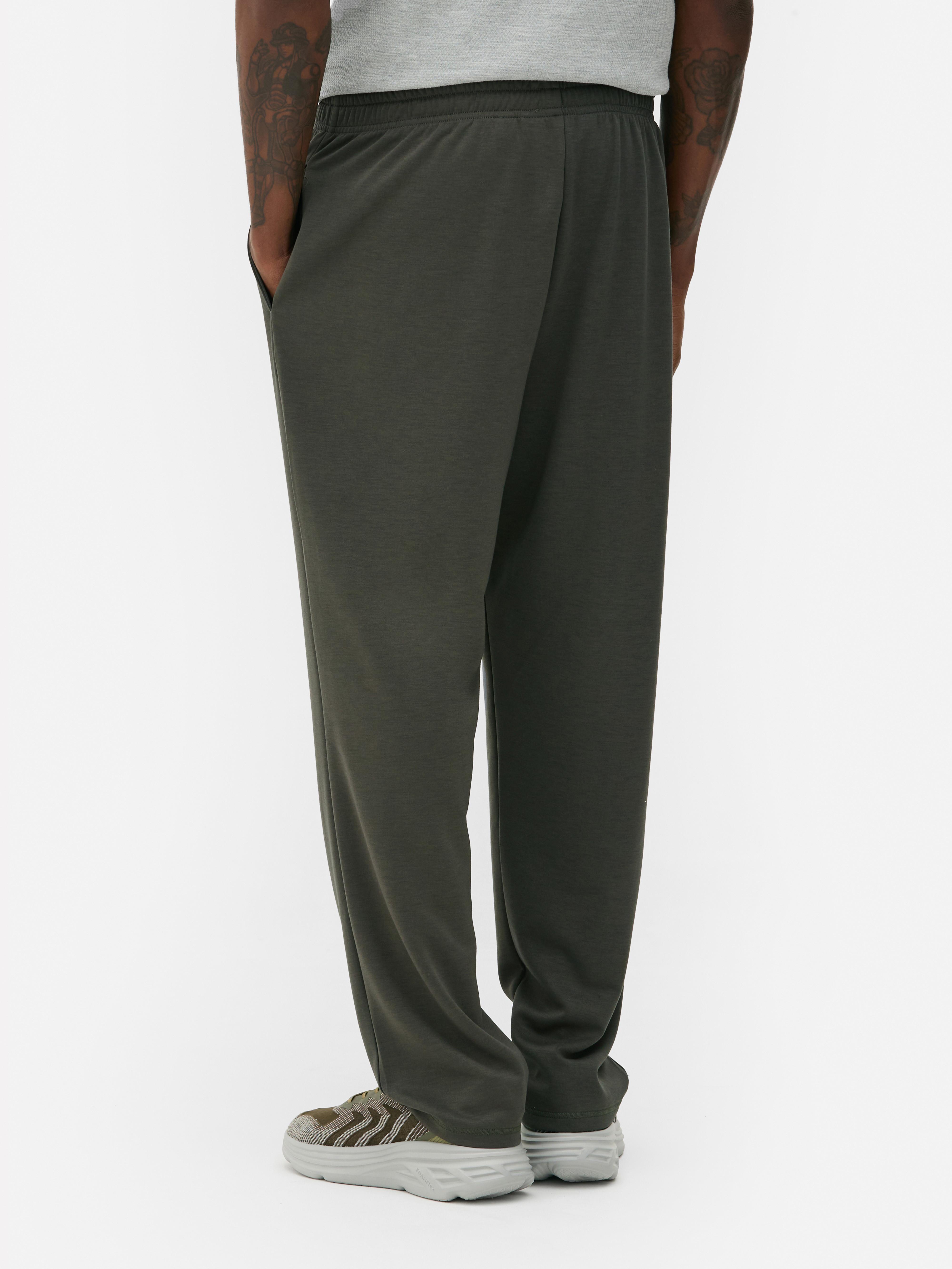 Pantaloni de pijama din jerseu. Acești pantaloni de pijama cu aspect de casă au o închidere reglabilă cu șnur.