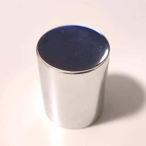 Bouchons de parfum argentés brillants, format moyen, en vente en gros (Alumen FEA 15)