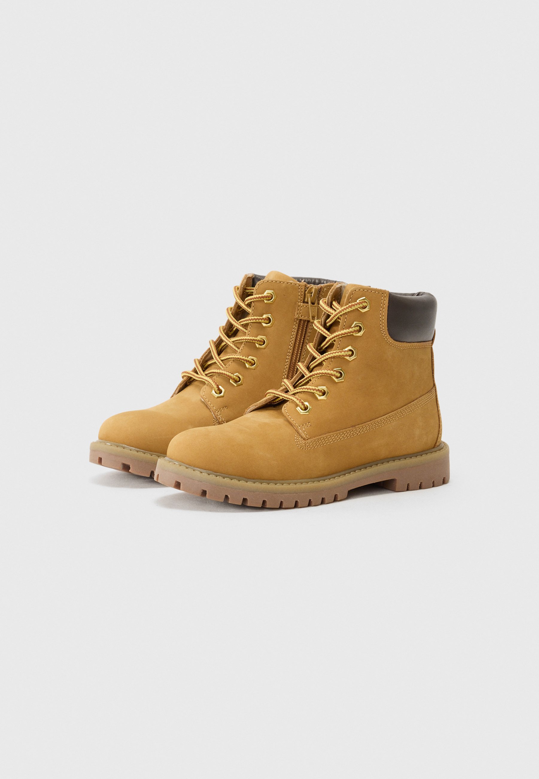 Friboo LEATHER - Enkellaarsjes met vetersluiting - bruin