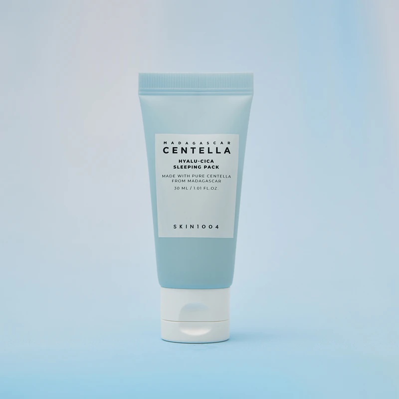 SKIN1004 Madagaskaras Centella Hyalu-Cica Sleeping Pack mitrinoša un sejas krāsu pilnveidojoša nakts maska, kas savelk ādu.