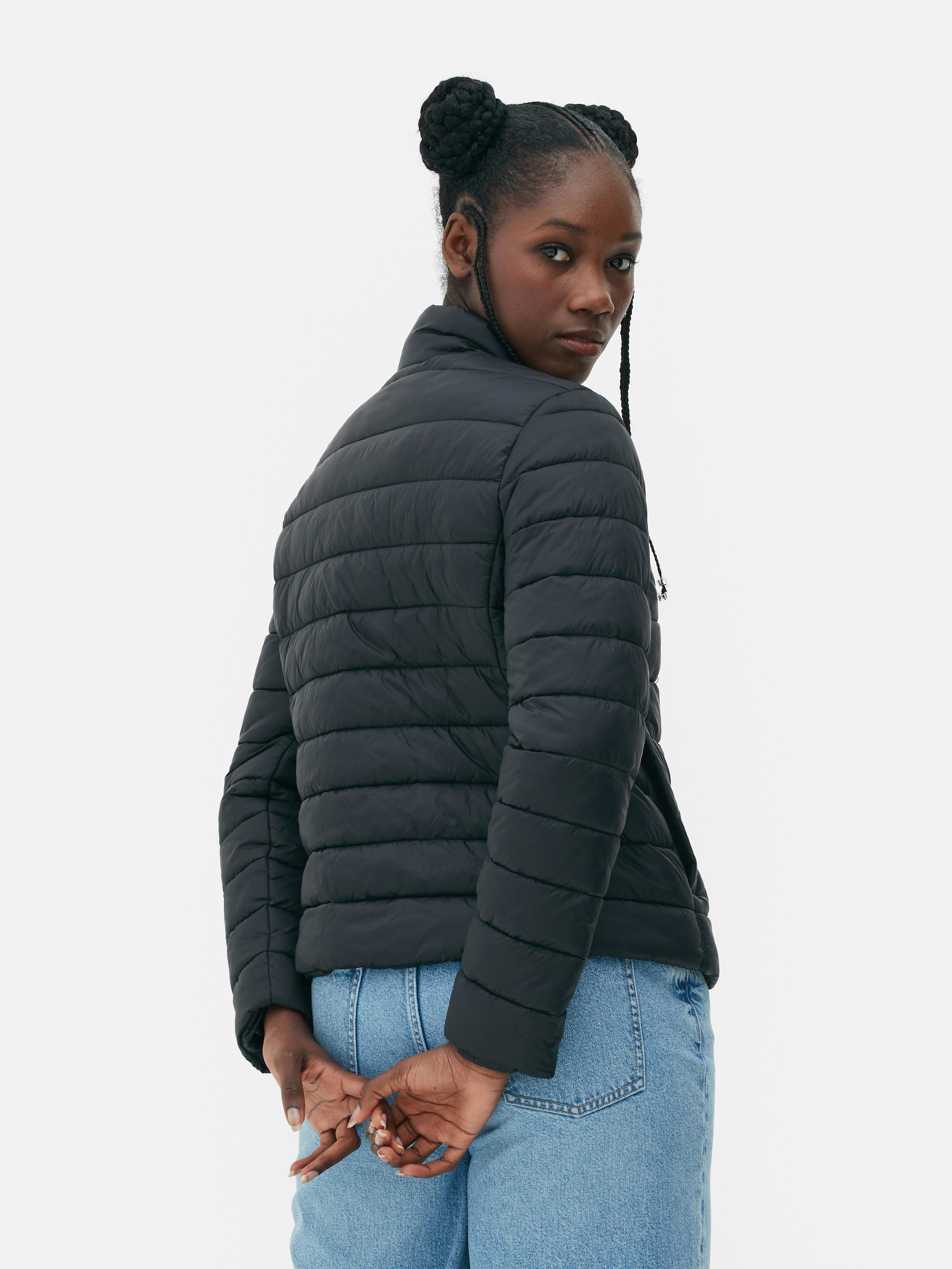 Wattierte Jacke mit Stehkragen. Eine warme, wattierte Jacke mit Reißverschluss, Leistentaschen und Stehkragen.