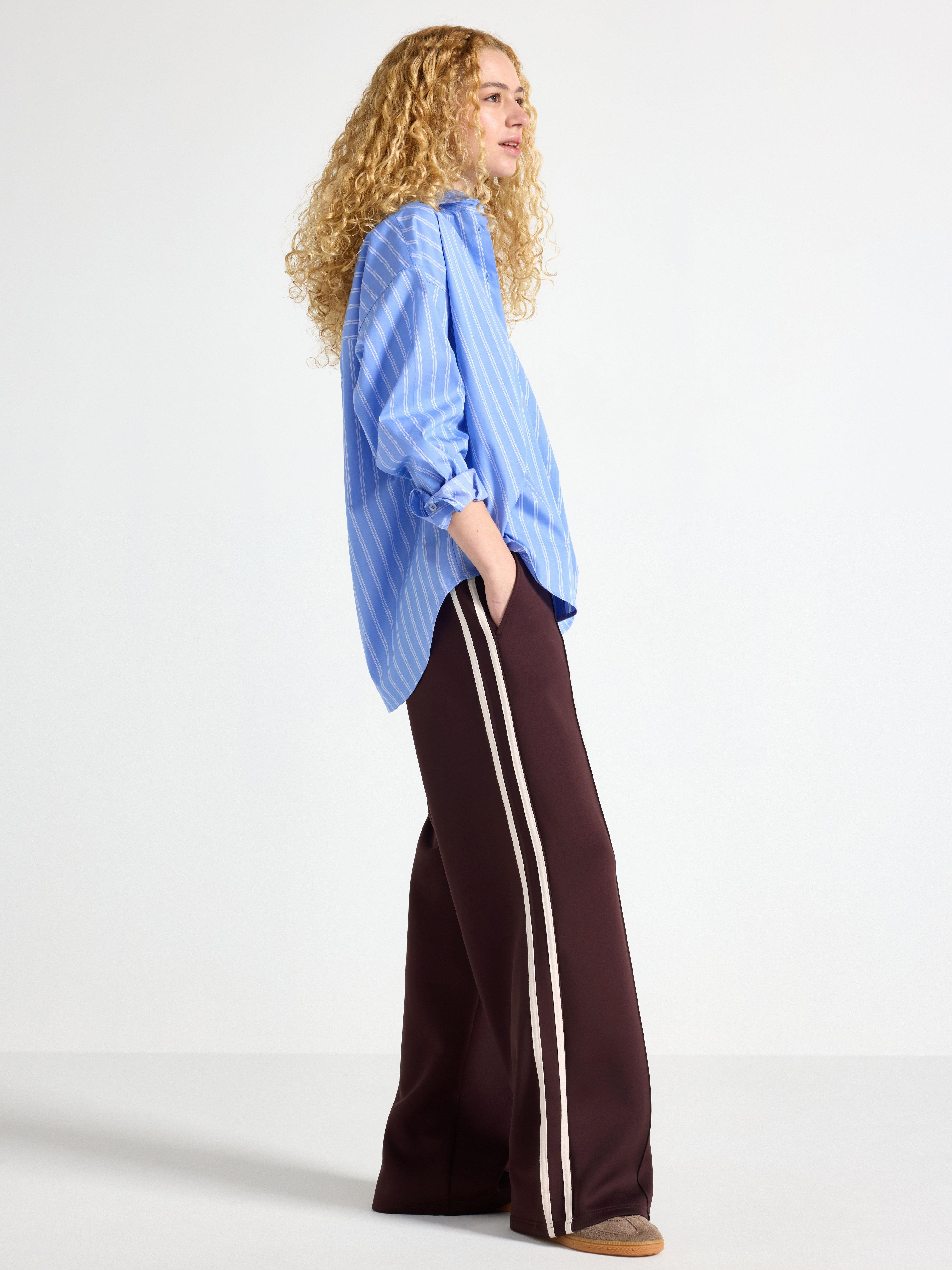 Pantalones de pierna ancha en punto color rojo oscuro empolvado.