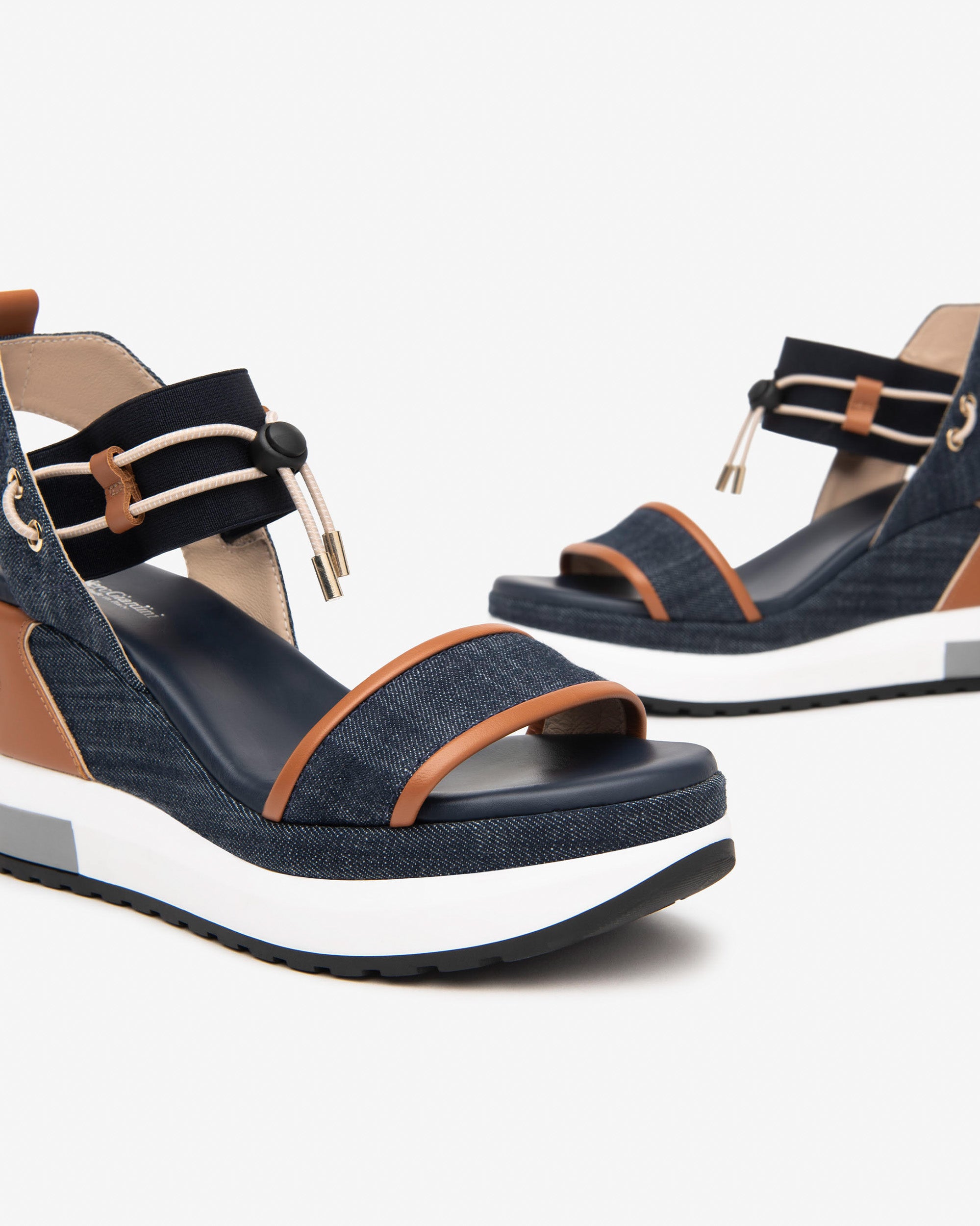  Damen-Sandalen aus Stoff und Leder